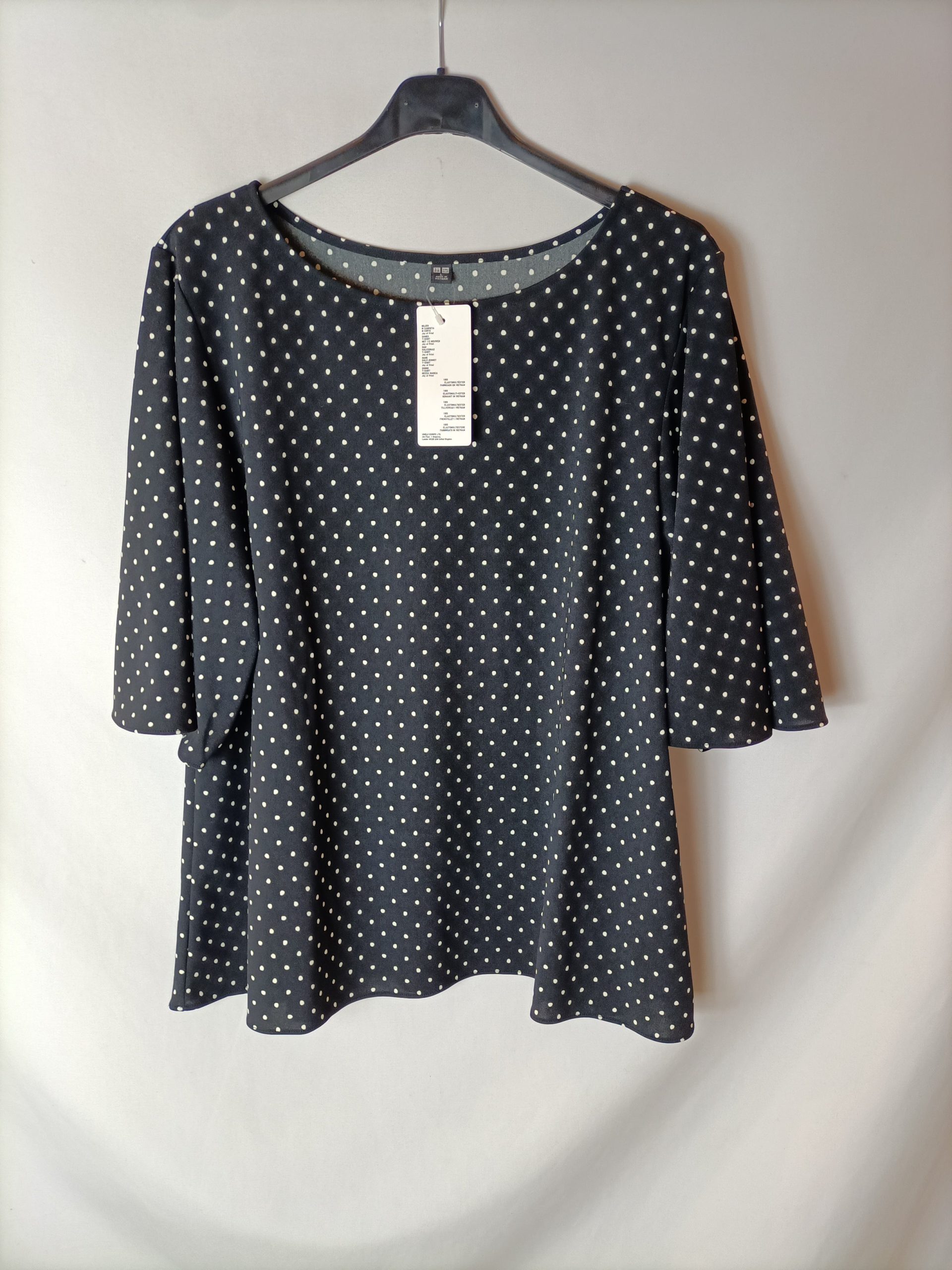UNIQLO. Top fluido lunares. T L
