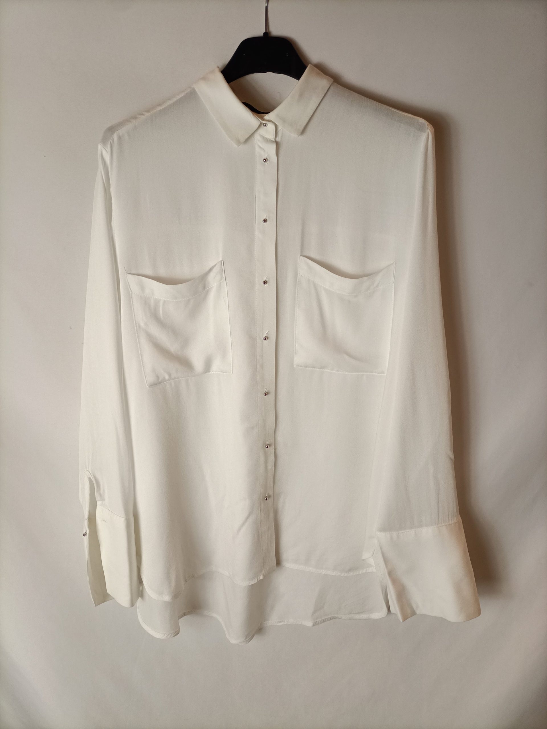 MANGO. Blusa blanca detalle botones. T XS