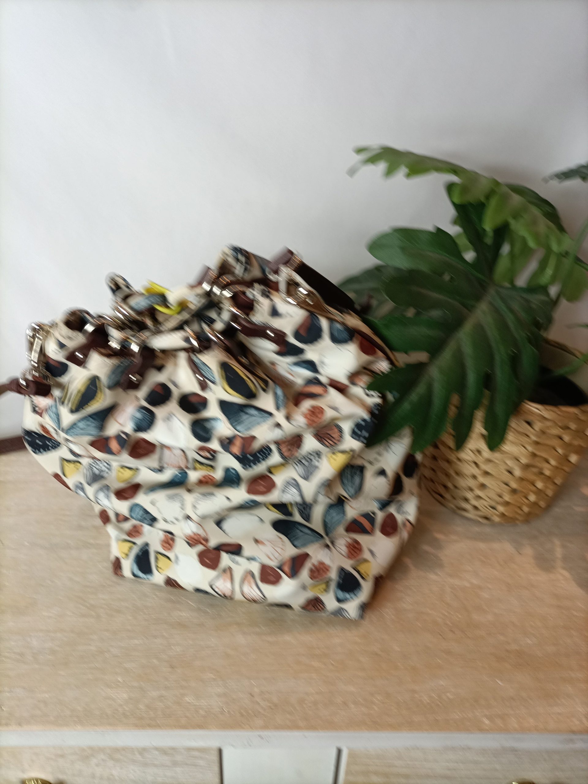 BIMBA Y LOLA. Bolso estampado acolchado