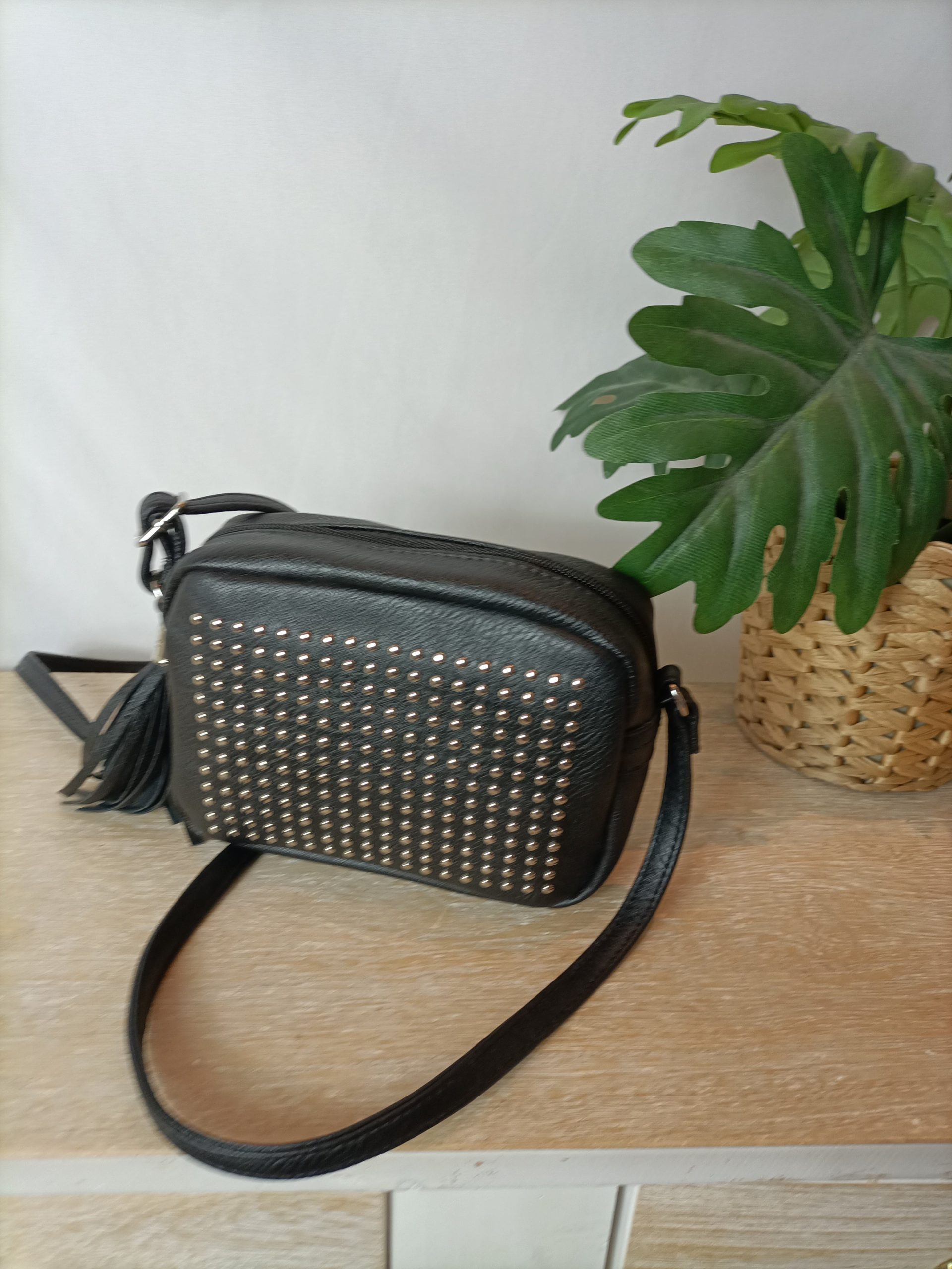 PRIMARK. Bolso negro tachuelas