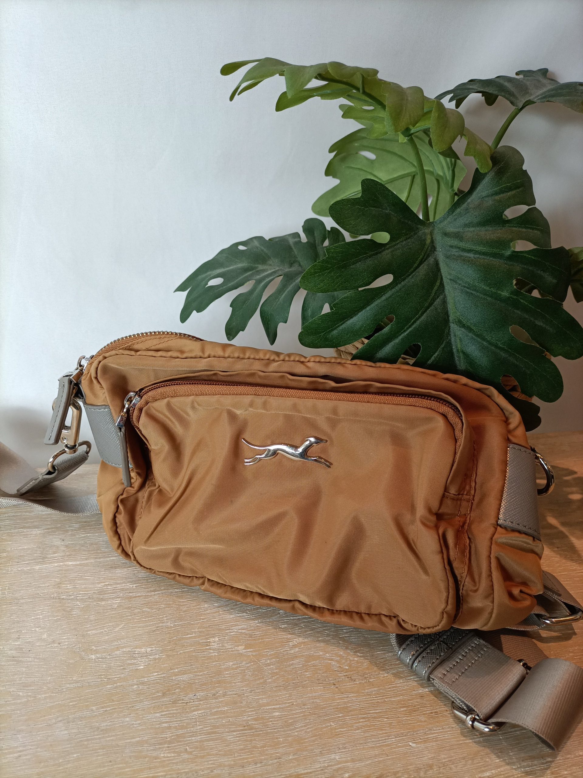BIMBA Y LOLA. Bolso camel tejido efecto impermeable (tara)