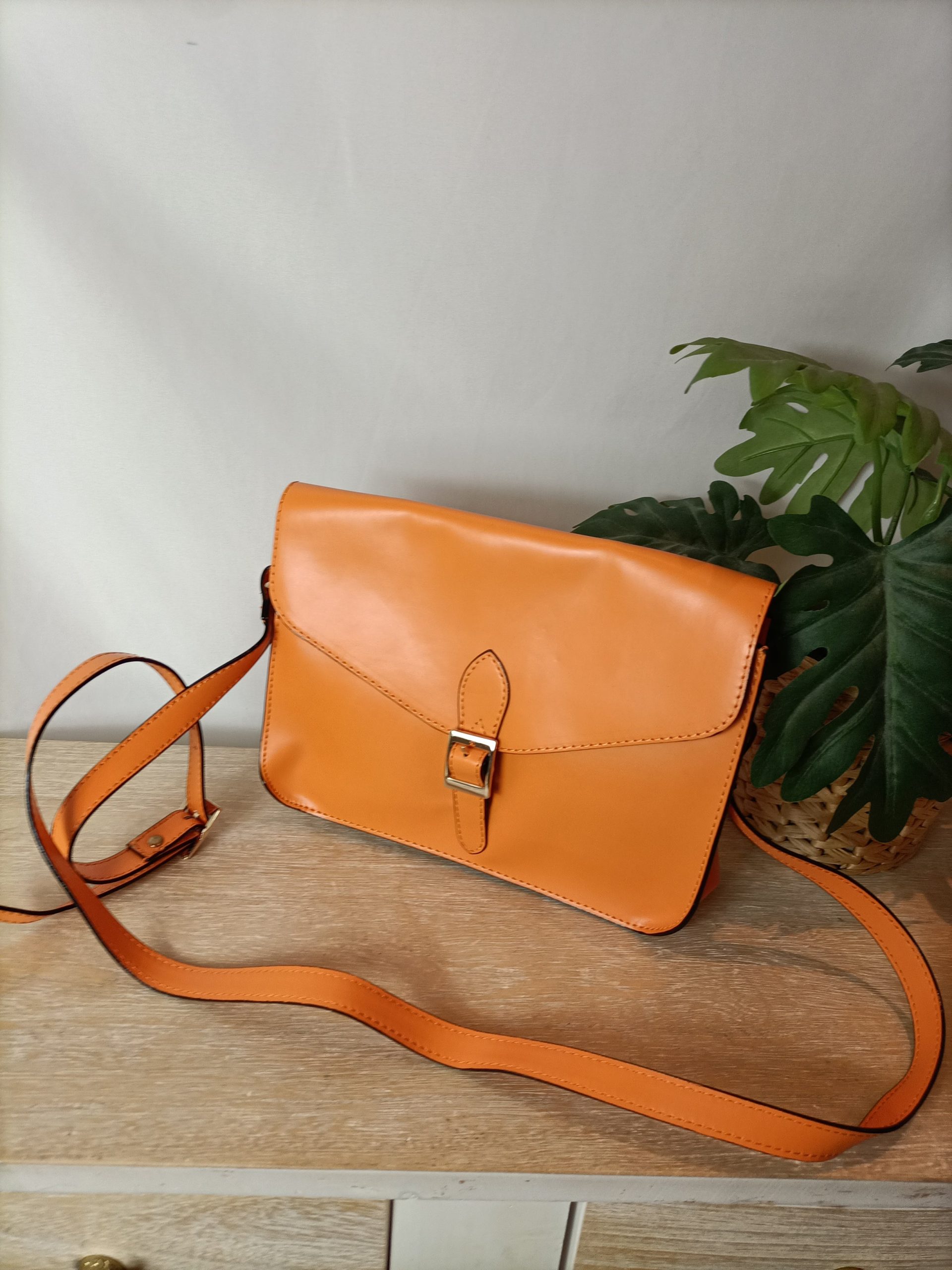MISAKO. Bolso bandolera naranja