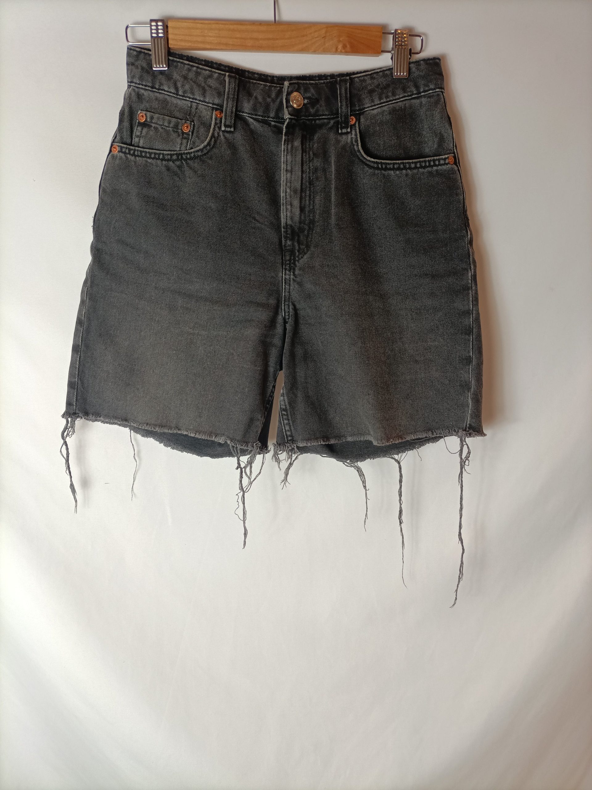 H&M. Shorts gris deshilachado T.36