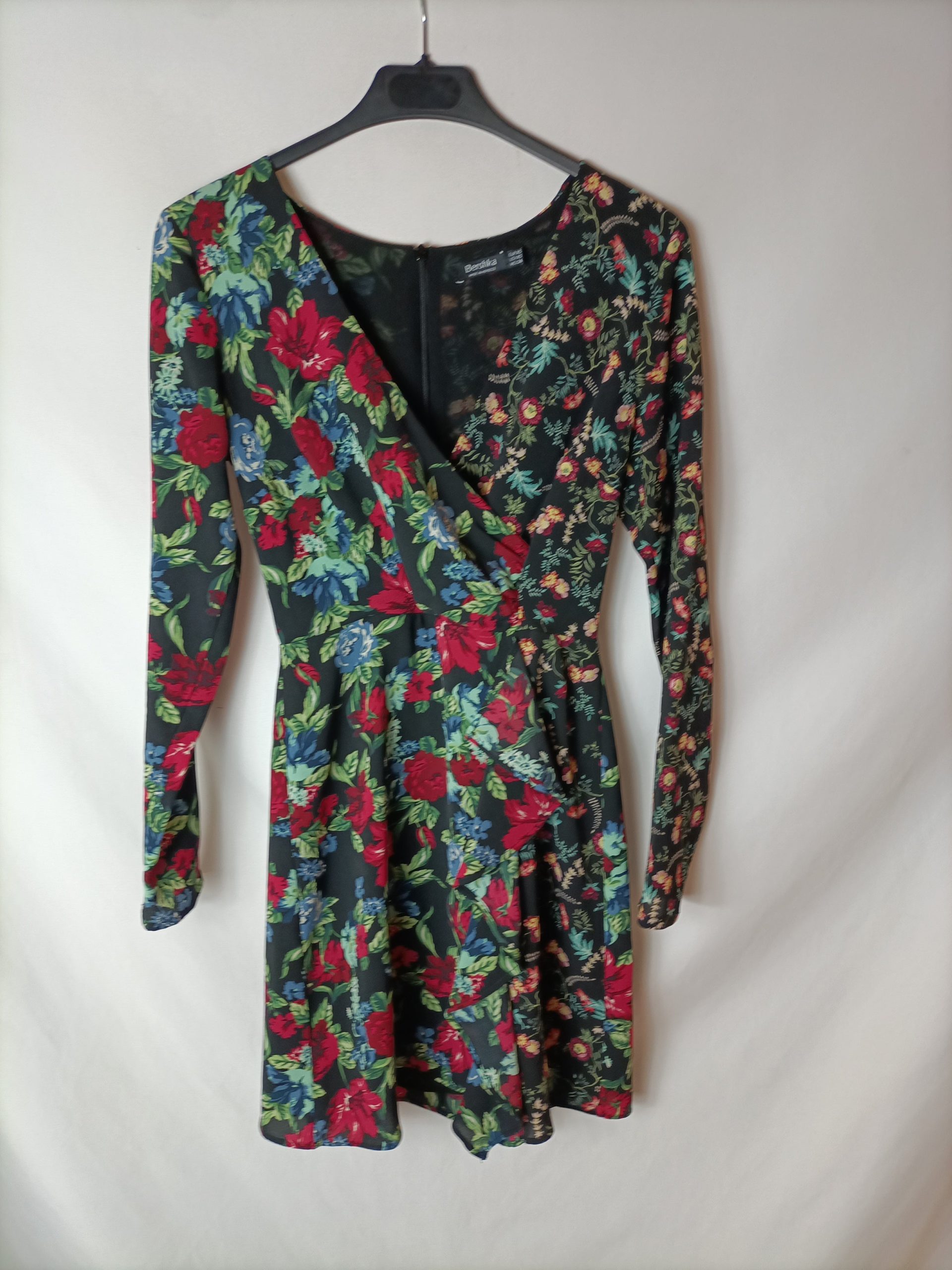 BERSHKA. Vestido negro flores T.xs