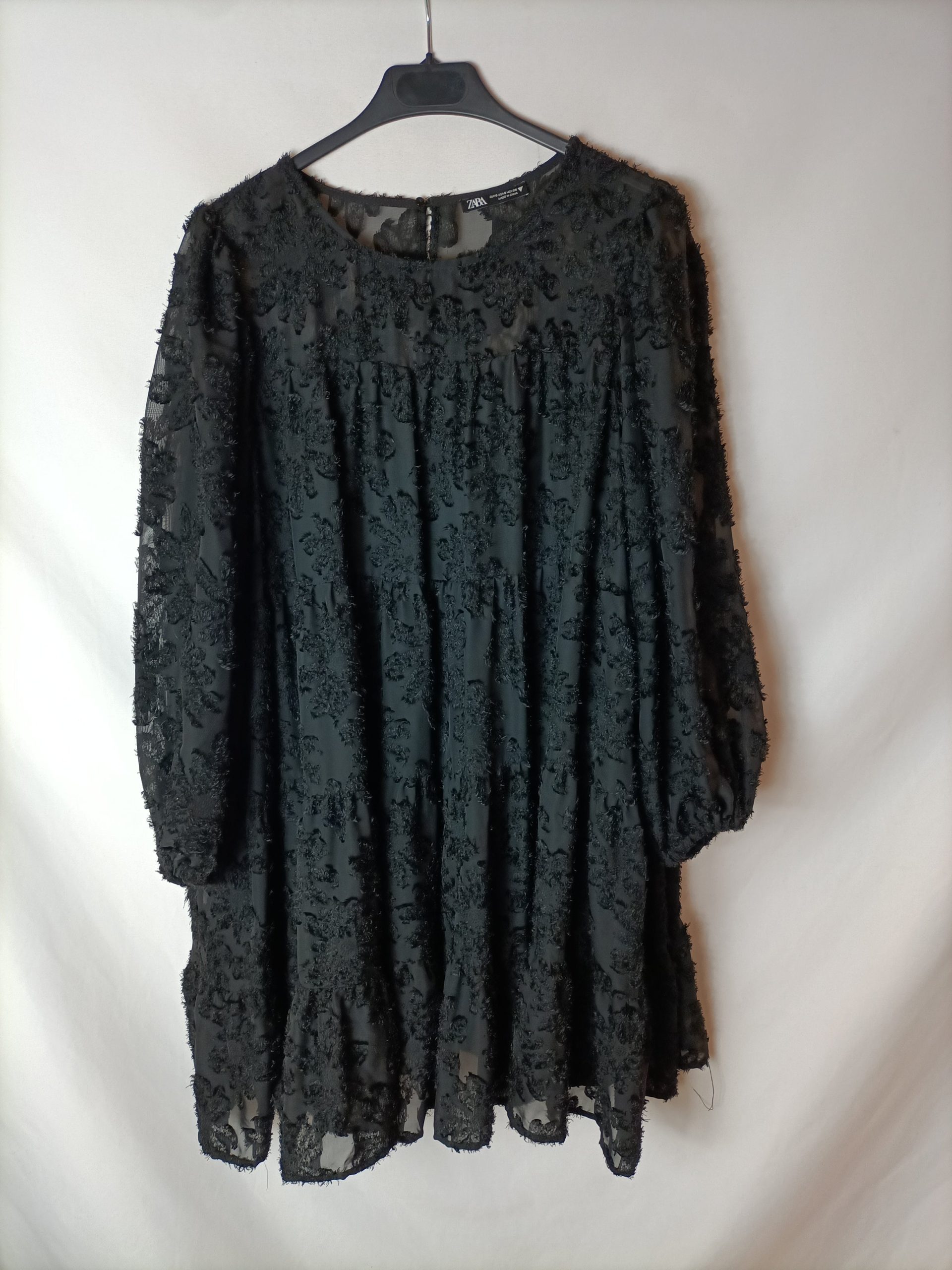 ZARA. Vestido negro textura T.s