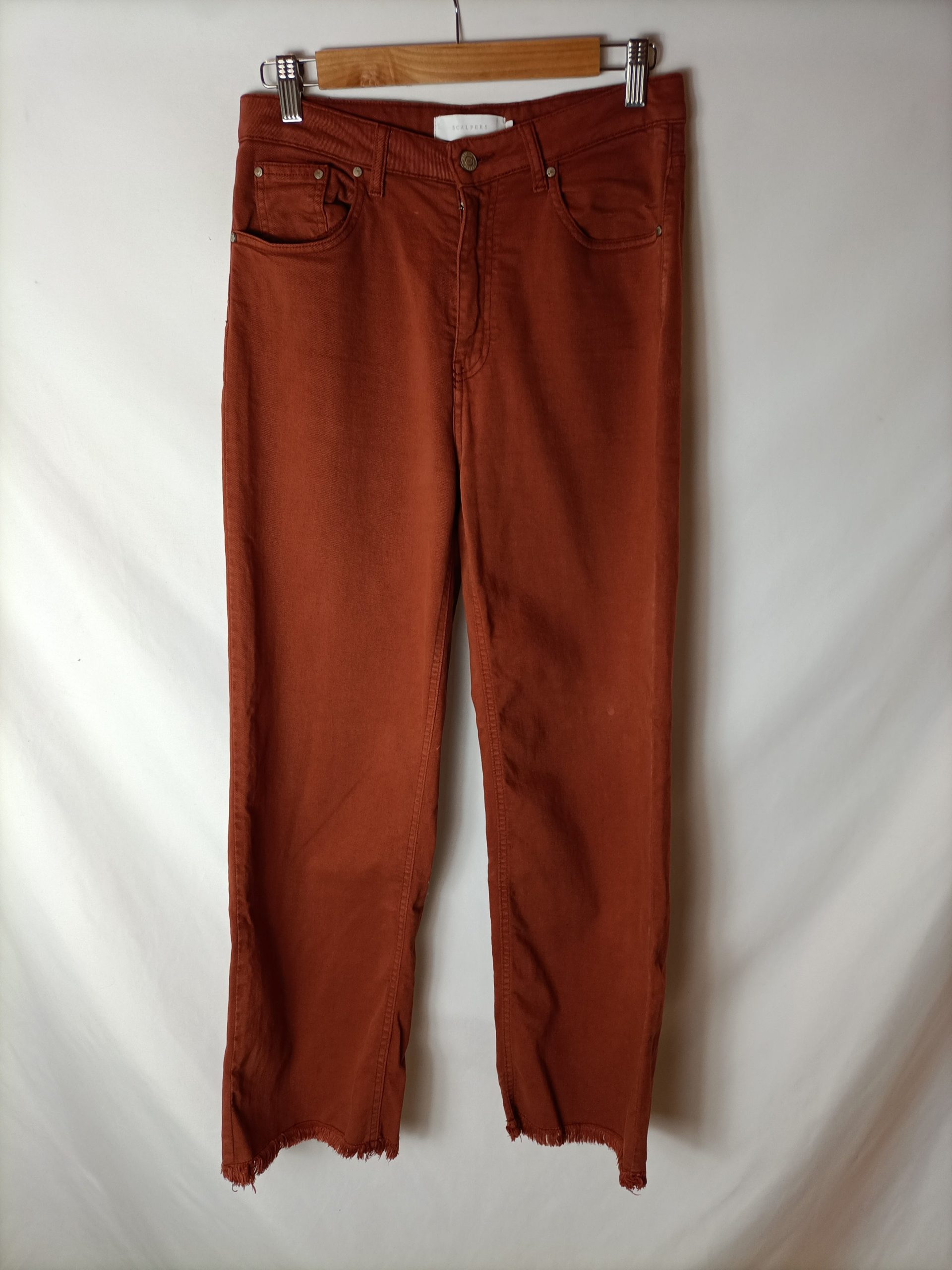 SCALPERS. Pantalón denim teja T.40