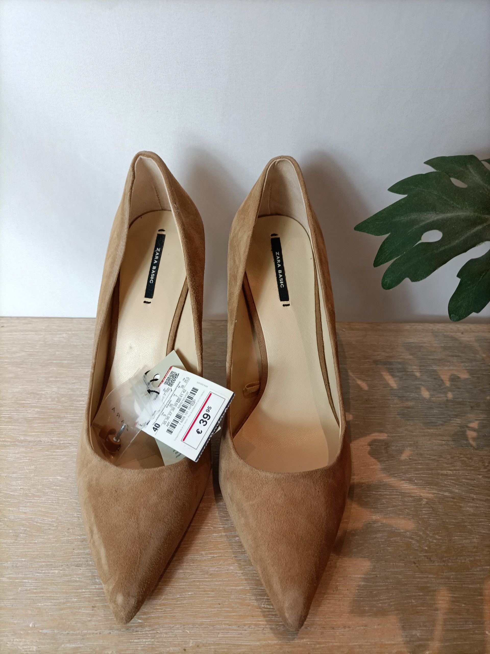 ZARA. Zapatos beige antelina T.40