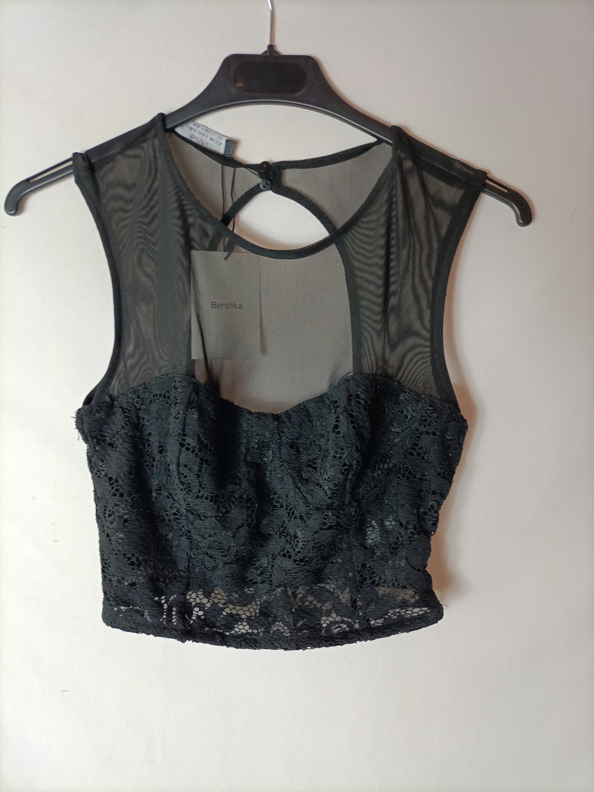 BERSHKA. Croptop negro encaje T.s