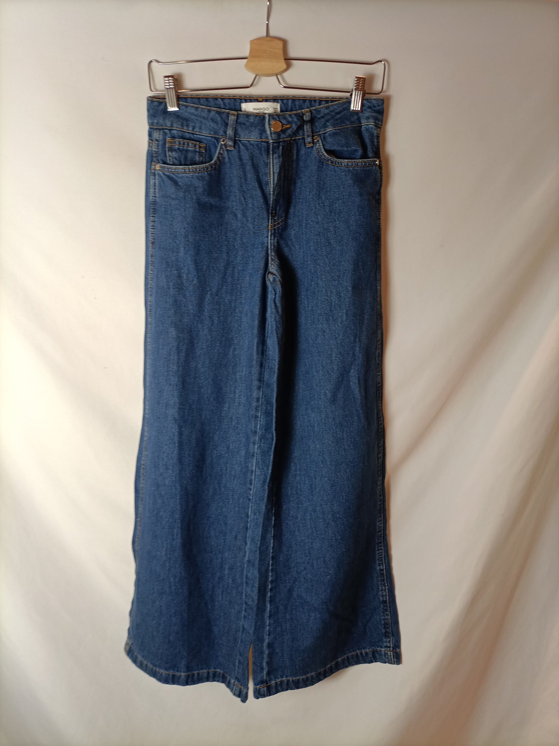 MANGO. Pantalón vaquero pata ancha .T 34