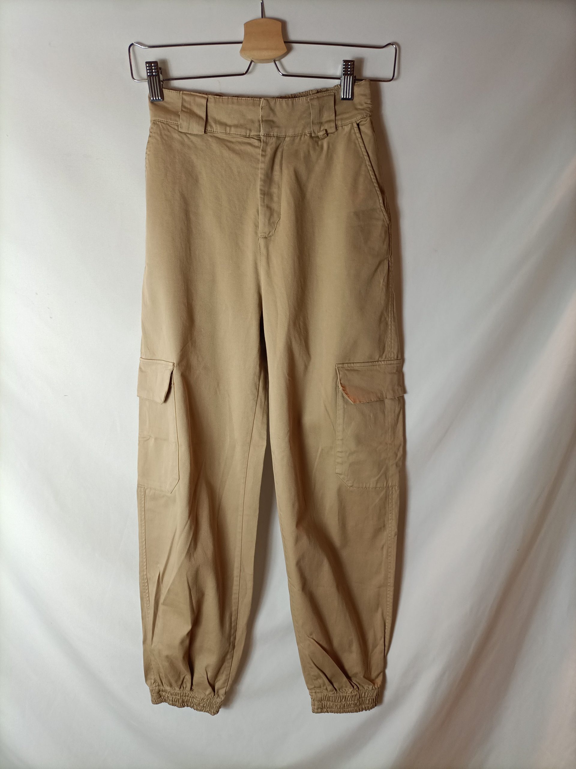 PULL&BEAR. Pantalones cargo beige. T S
