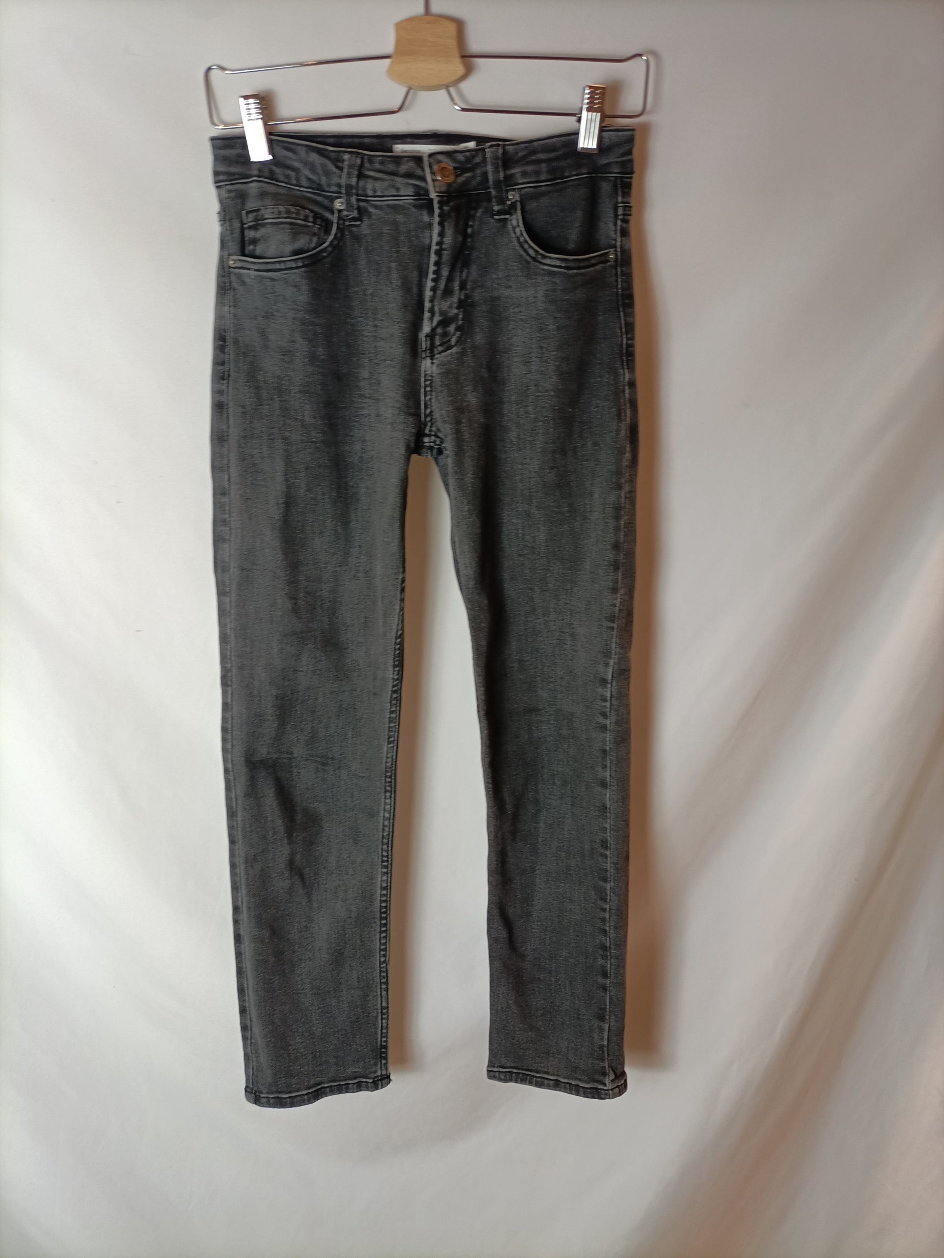 BERSHKA. Pantalones vaqueros rectos negros. T 34