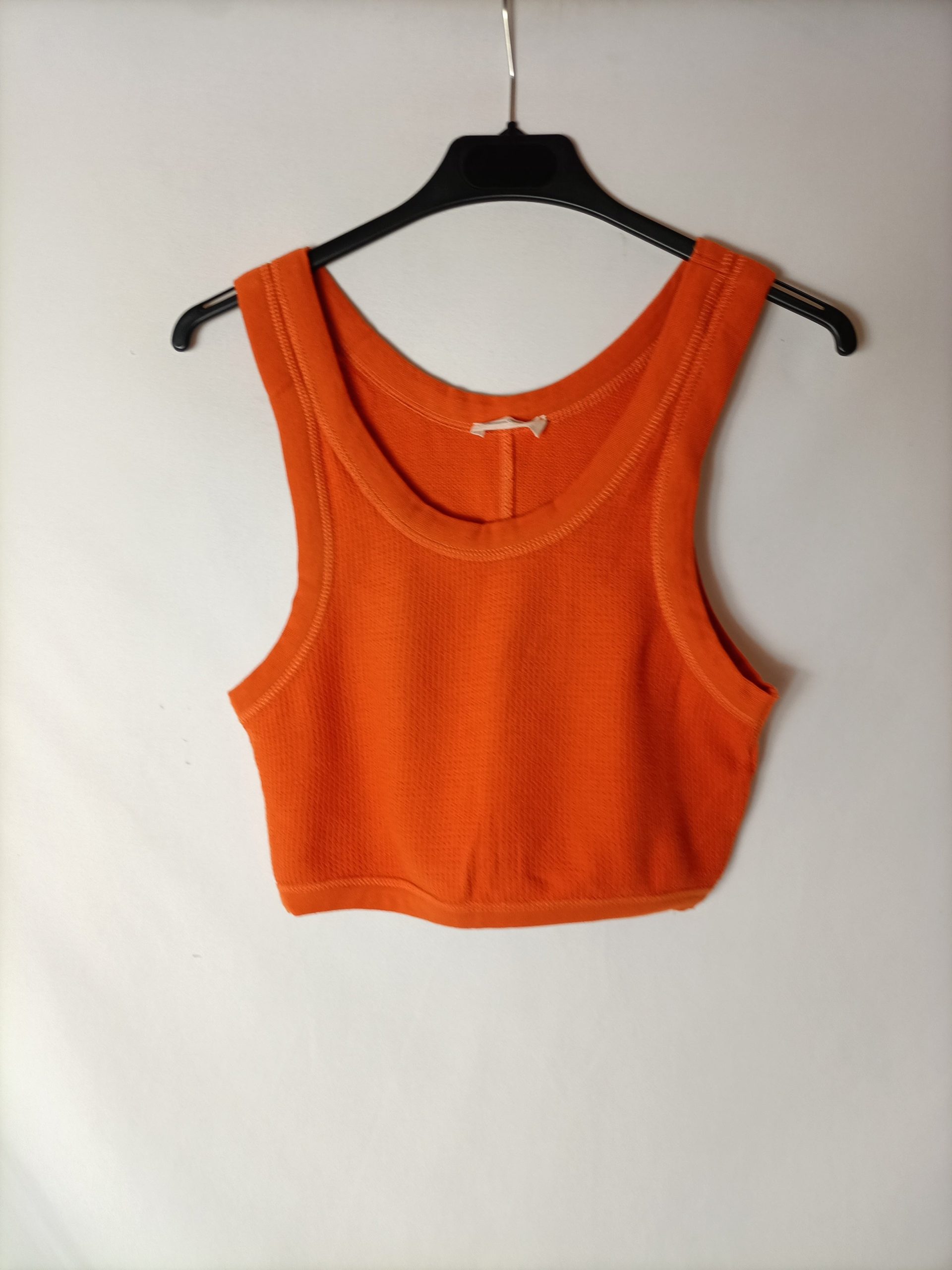 AMERICAN VINTAGE. Crop top naranja estilo deportivo. T S