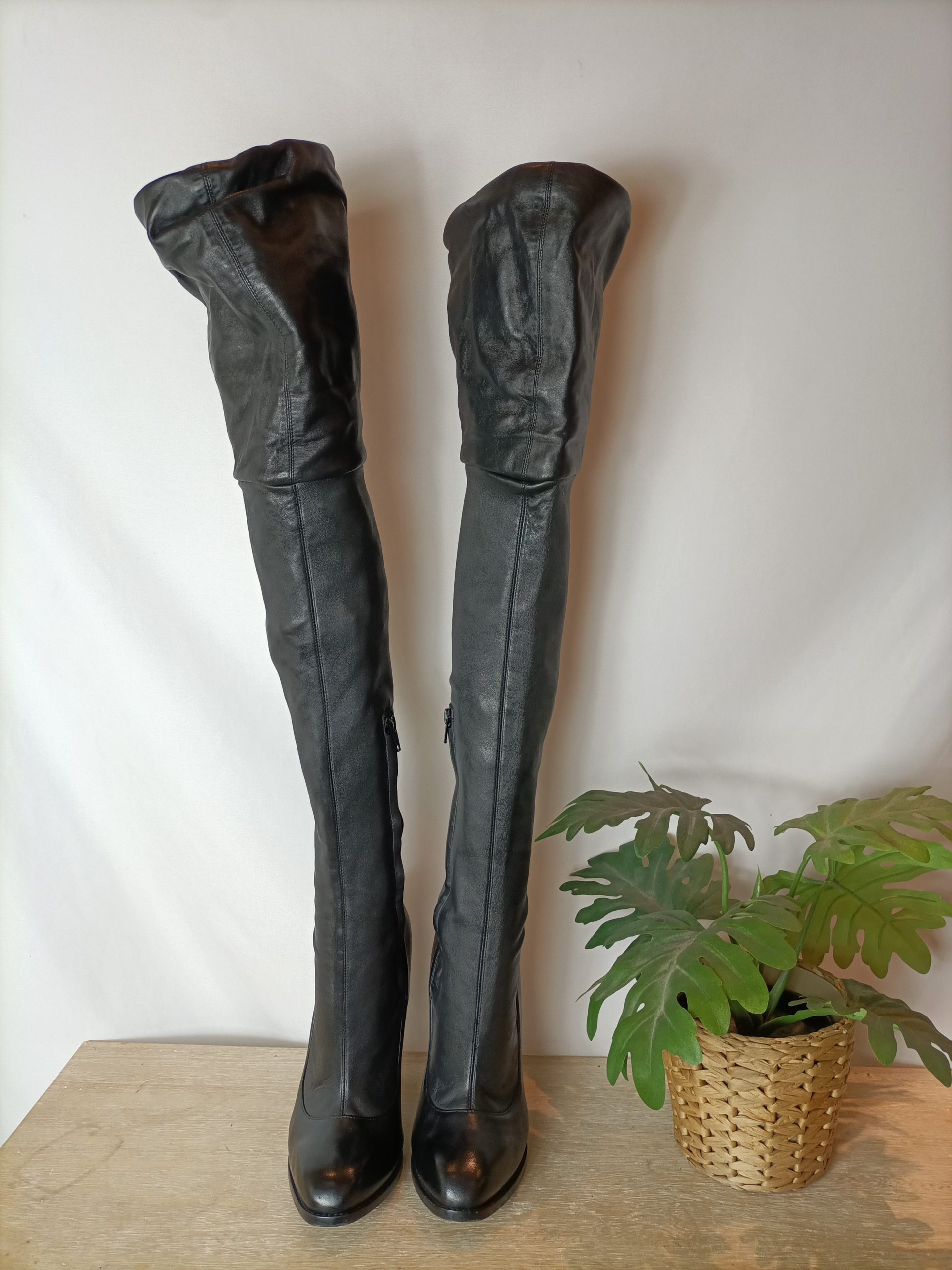 ALEXANDER MQUEEN. Botas piel altas hasta la rodilla. T 40