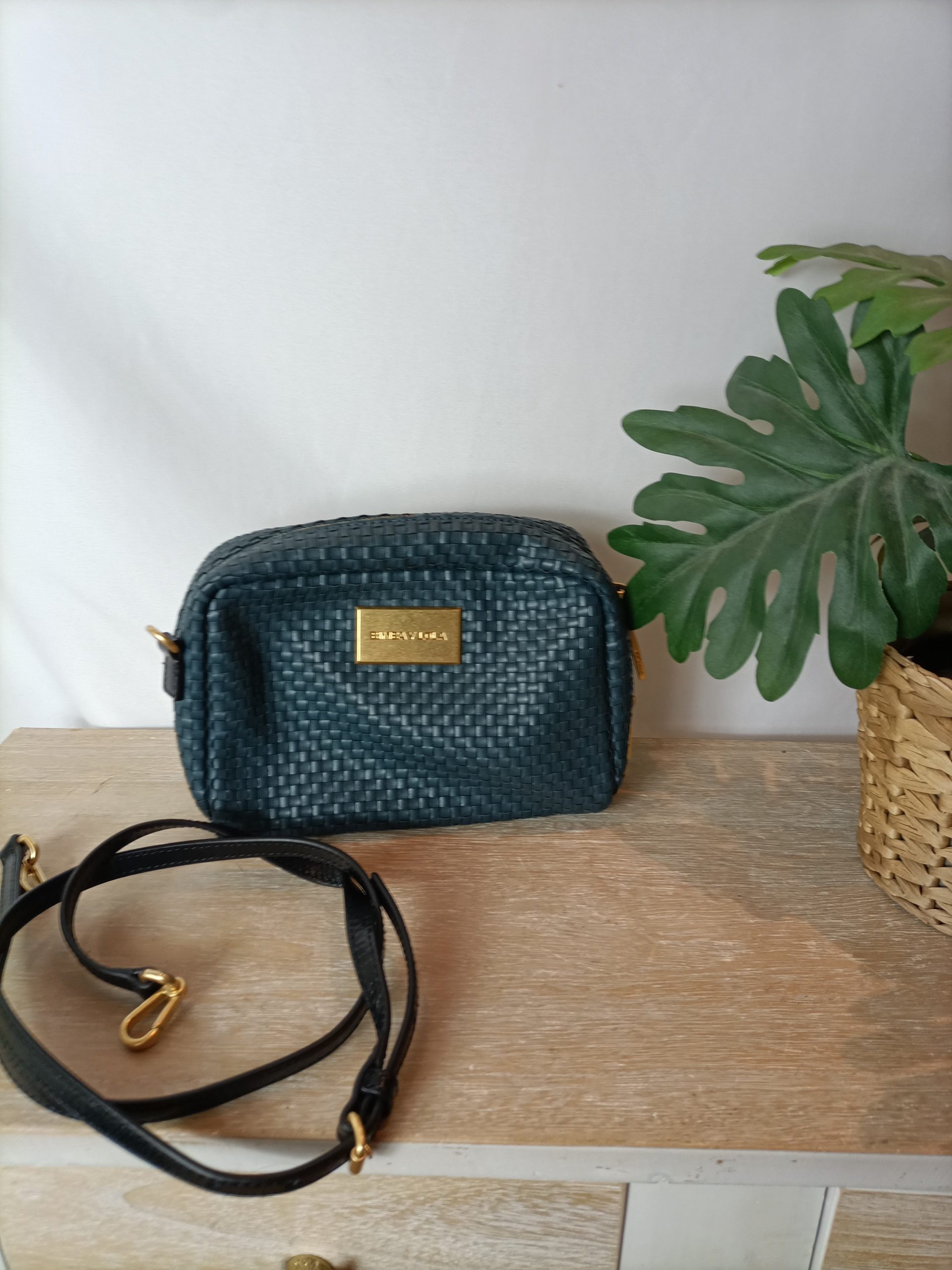 BIMBA Y LOLA. Bolso azul trenzado