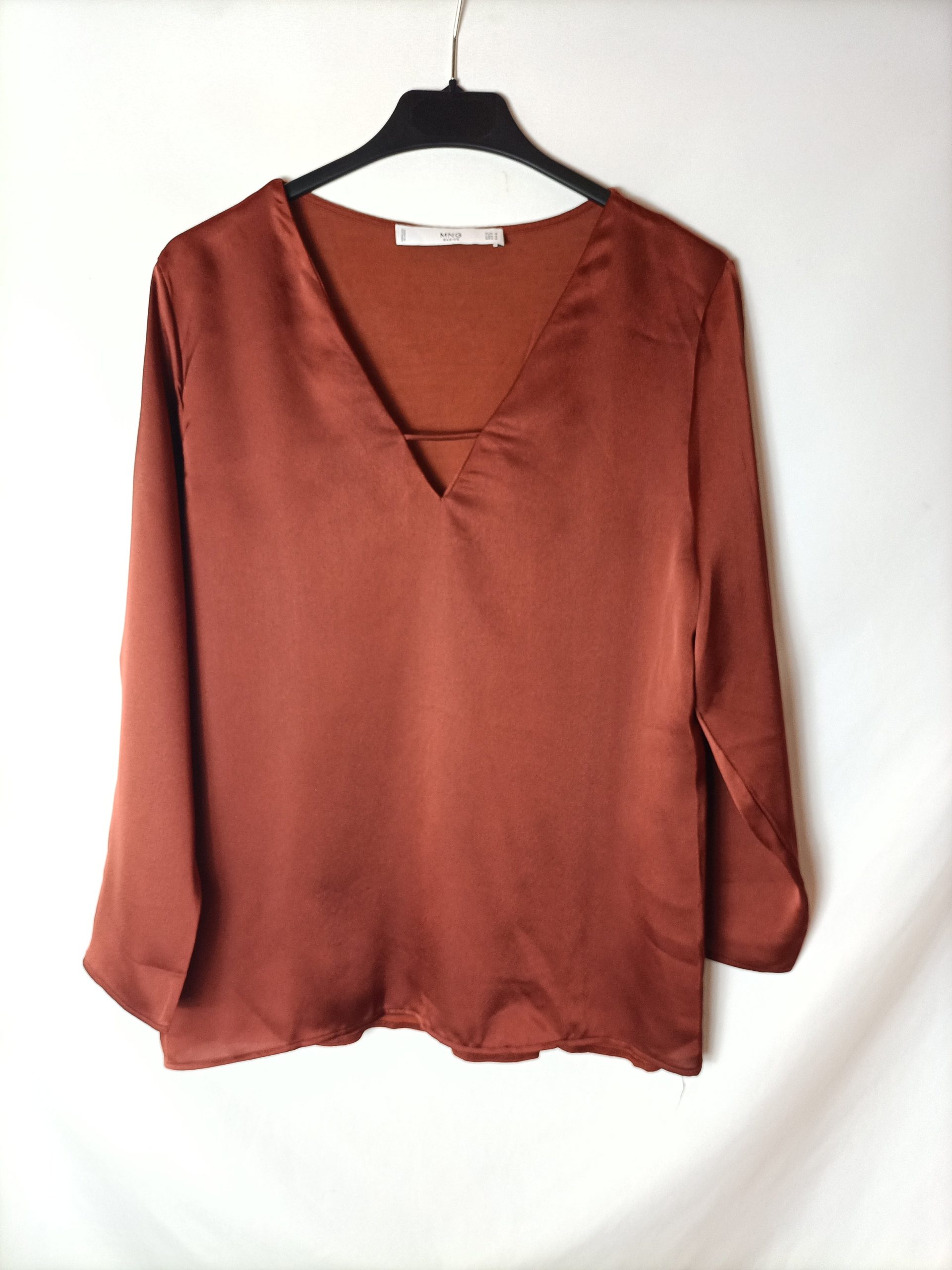MANGO. Blusa color teja doble textura. T M