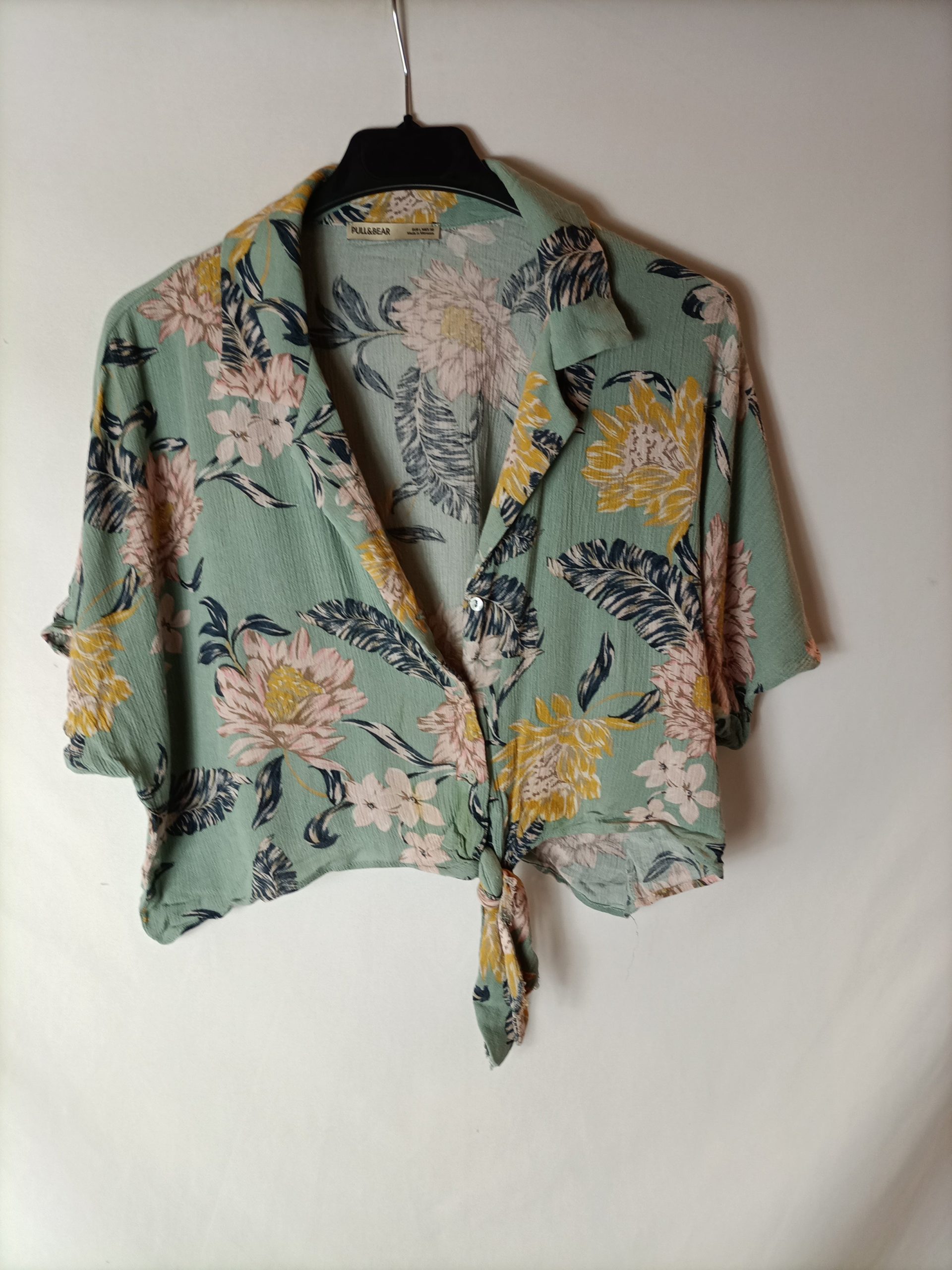 PULL&BEAR. Top flores hawaianas T.l