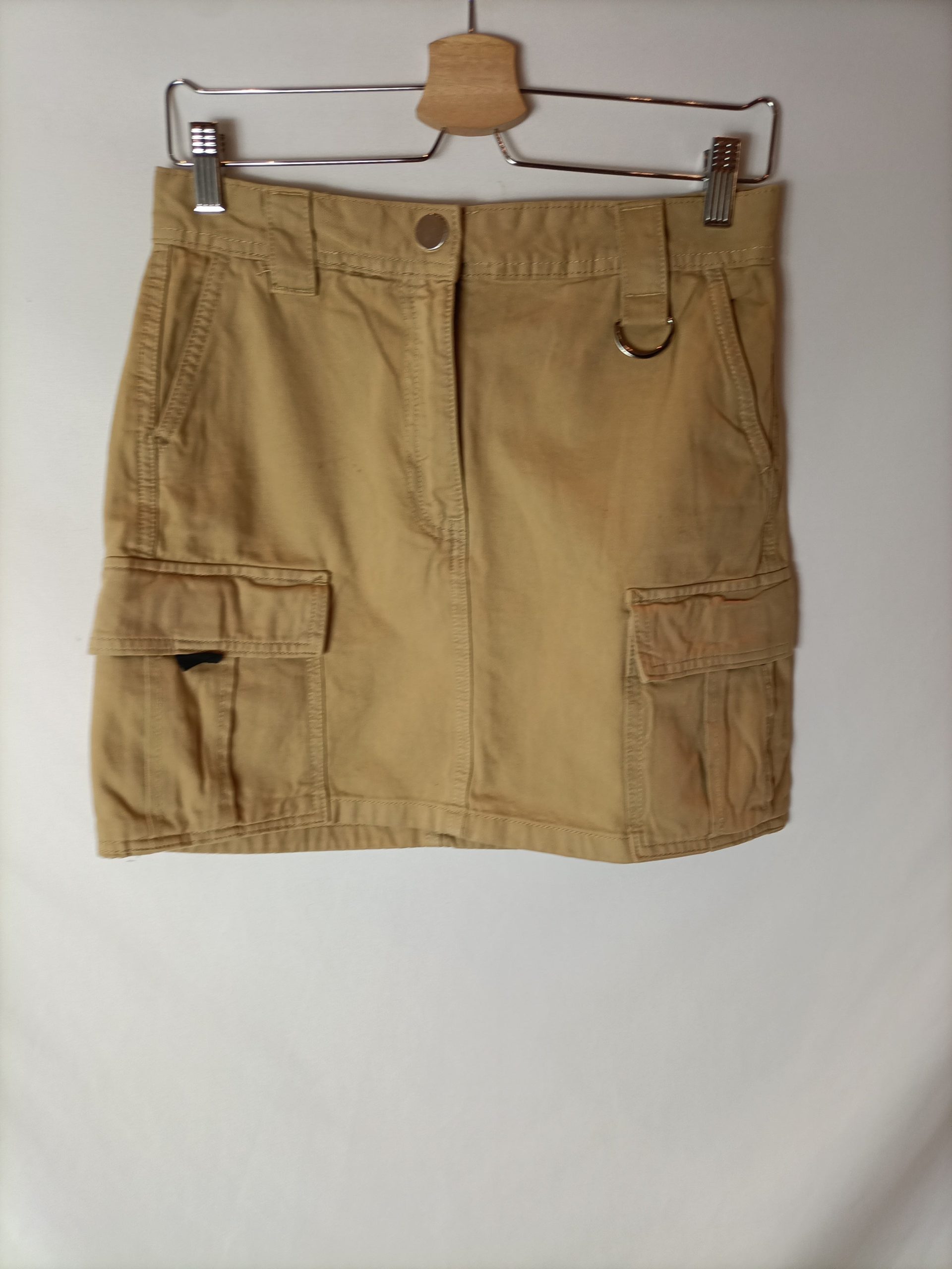 BERSHKA. Falda beige cargo T.38