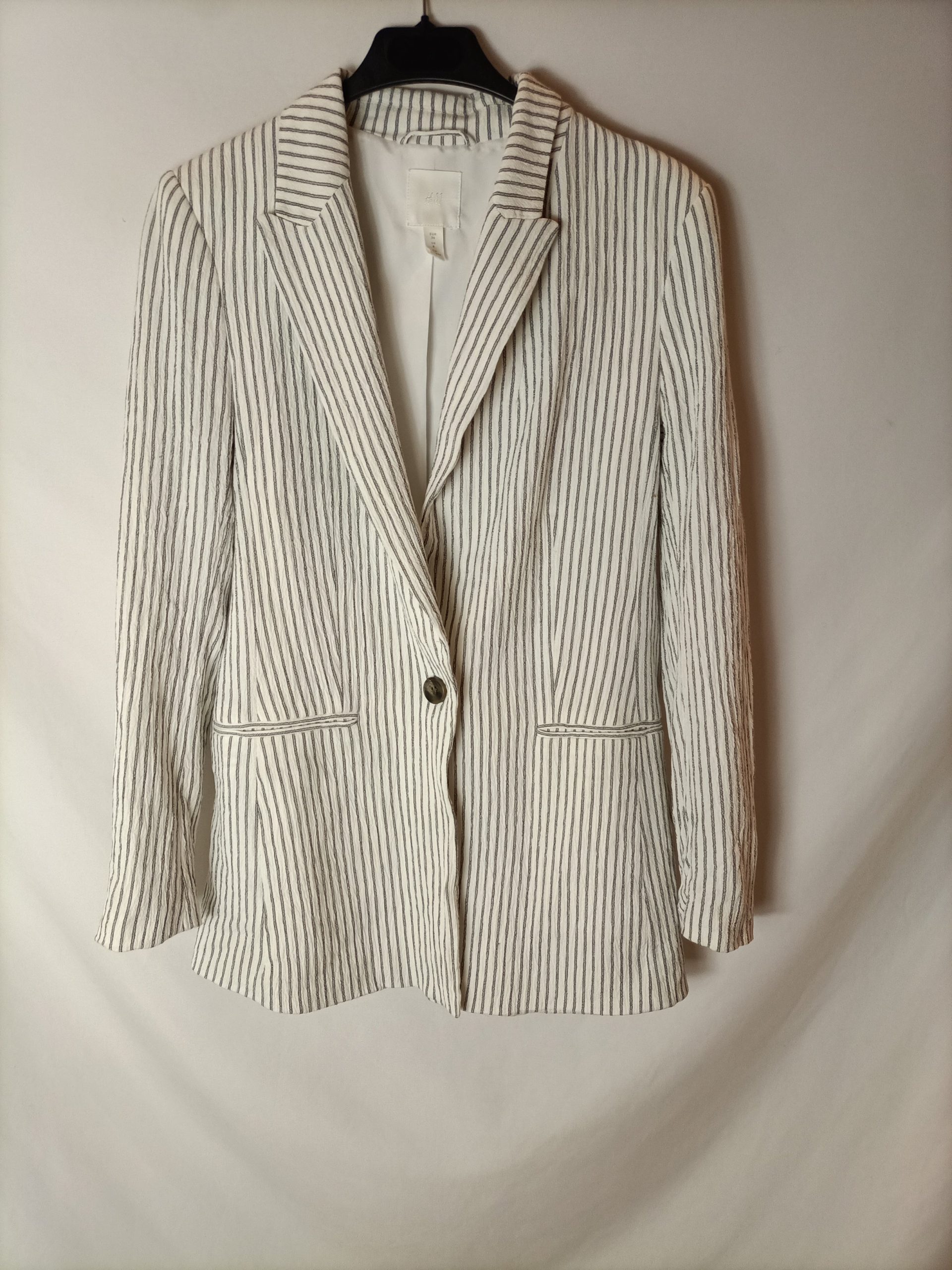 H&M. Blazer blanca rayas textura. T 36