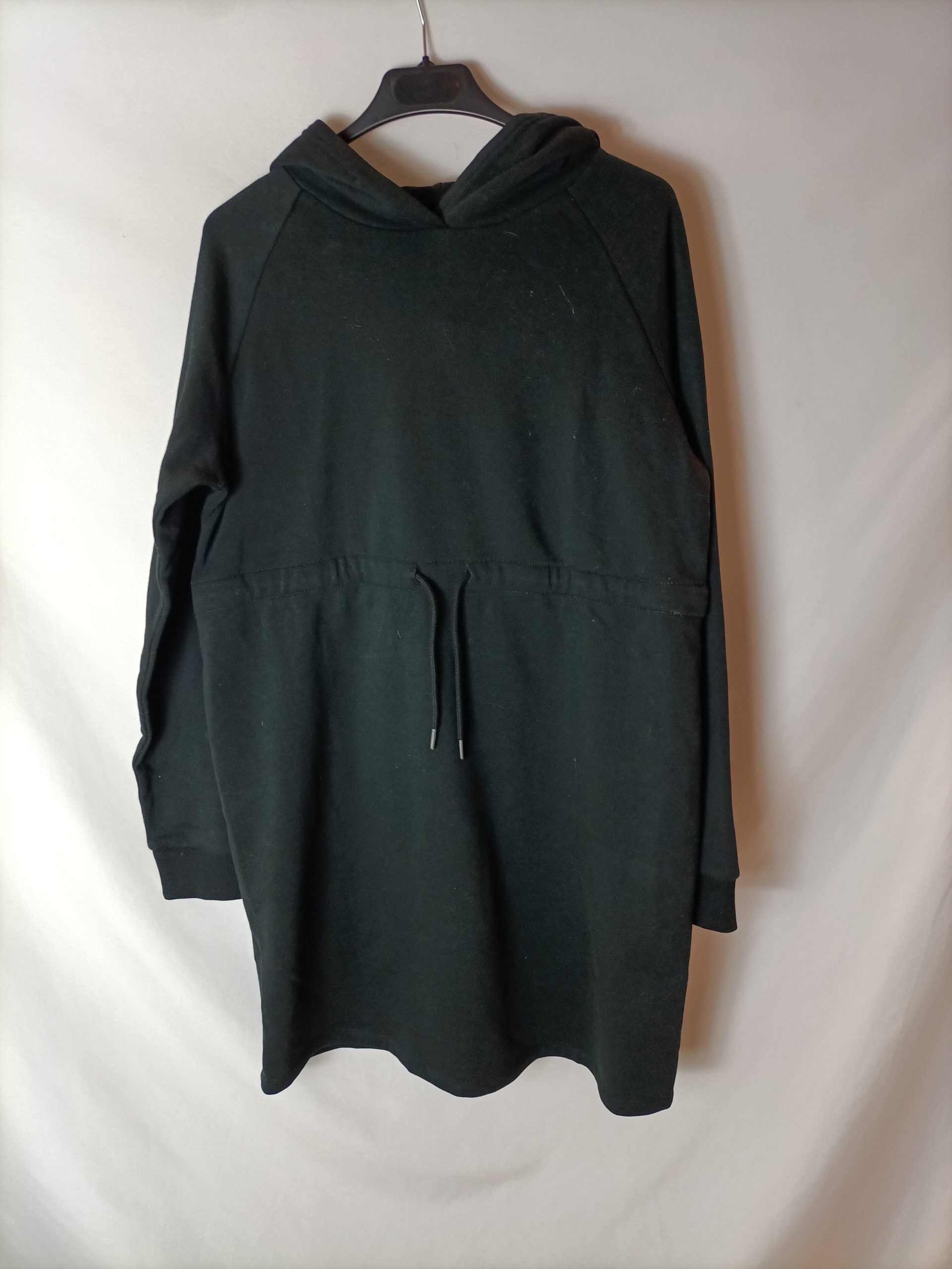 KIABI. Vestido negro capucha. T S
