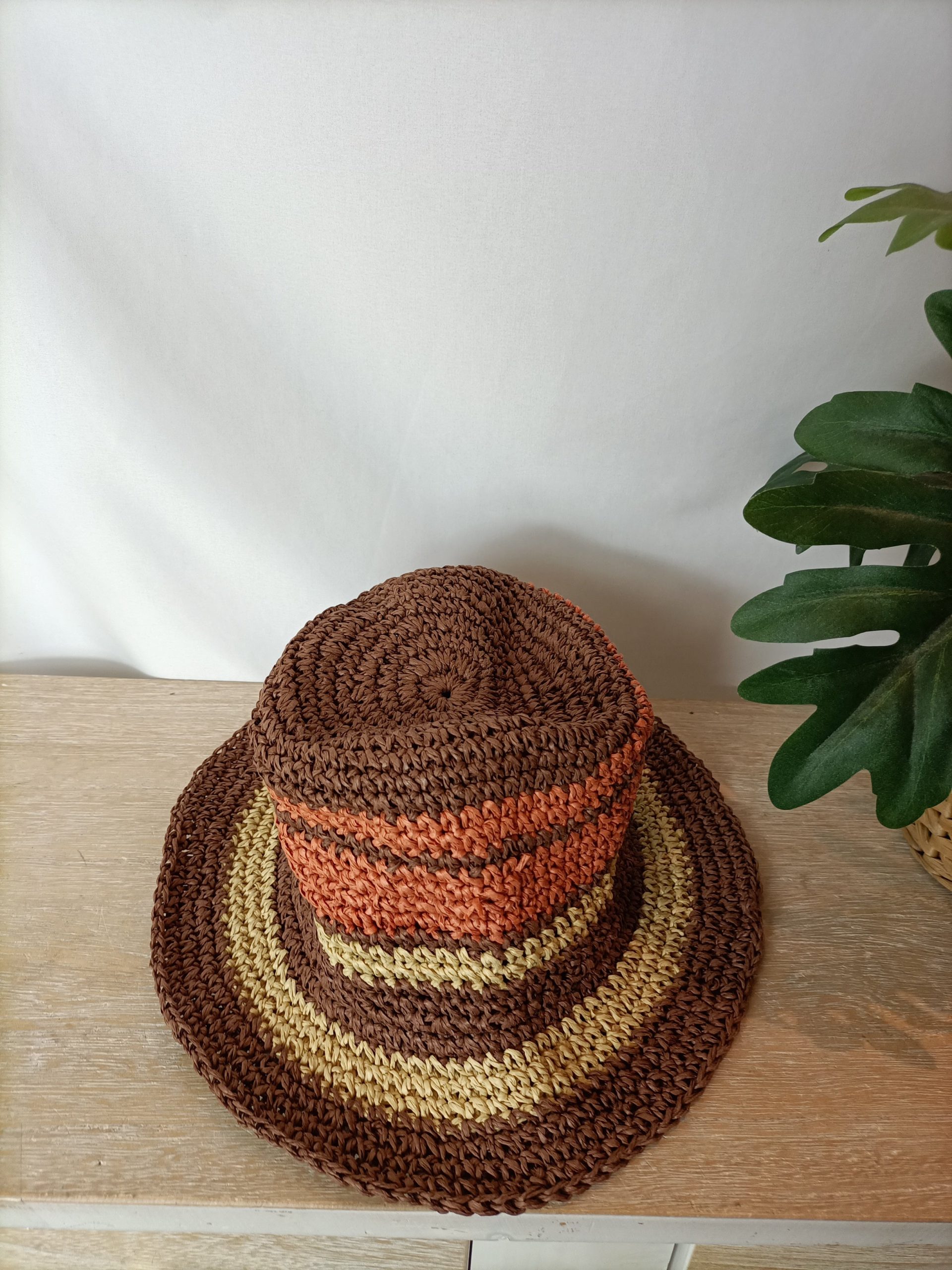 NATURA. Gorro rafia tricolor