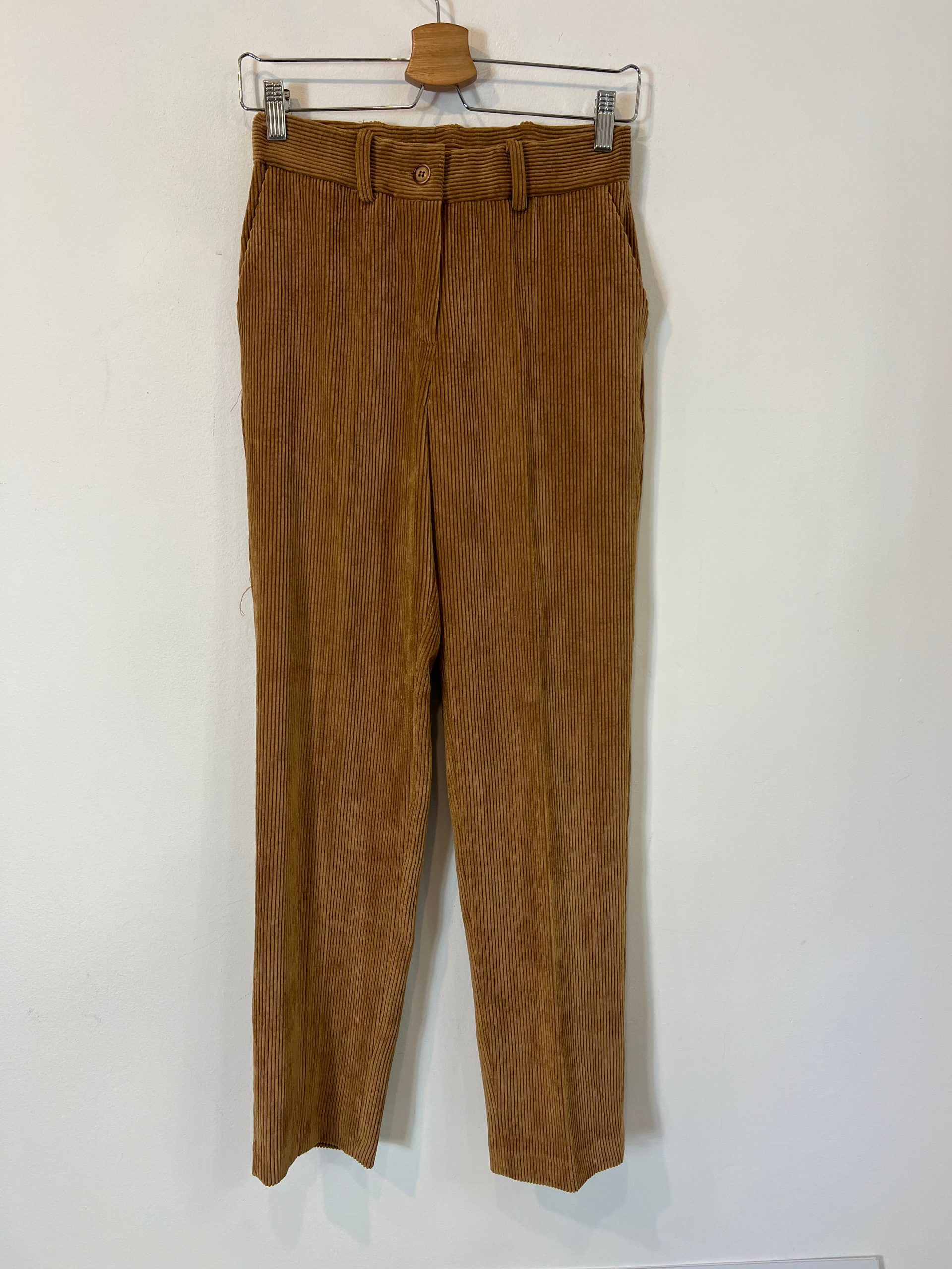 BARILOCHE. Pantalón pinzas pana T.36