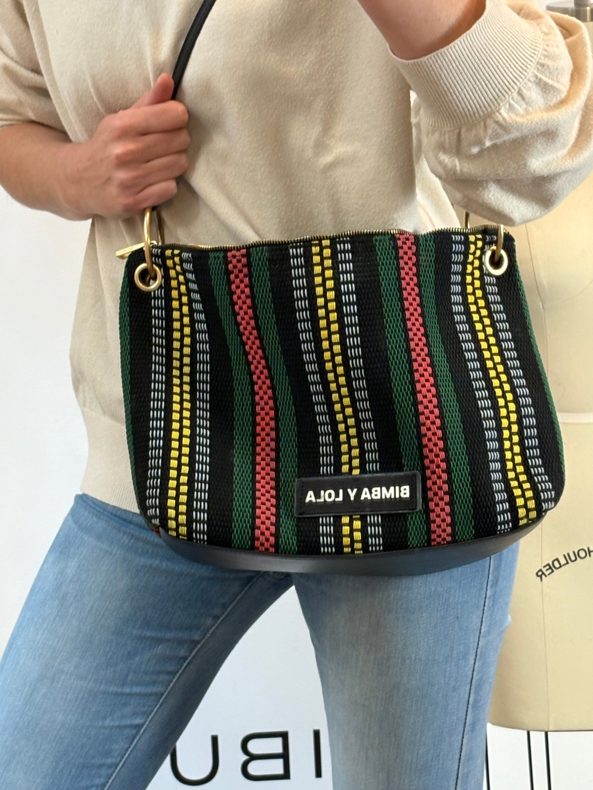 BIMBA Y LOLA. Bolso mediano trenzado colores doble asa