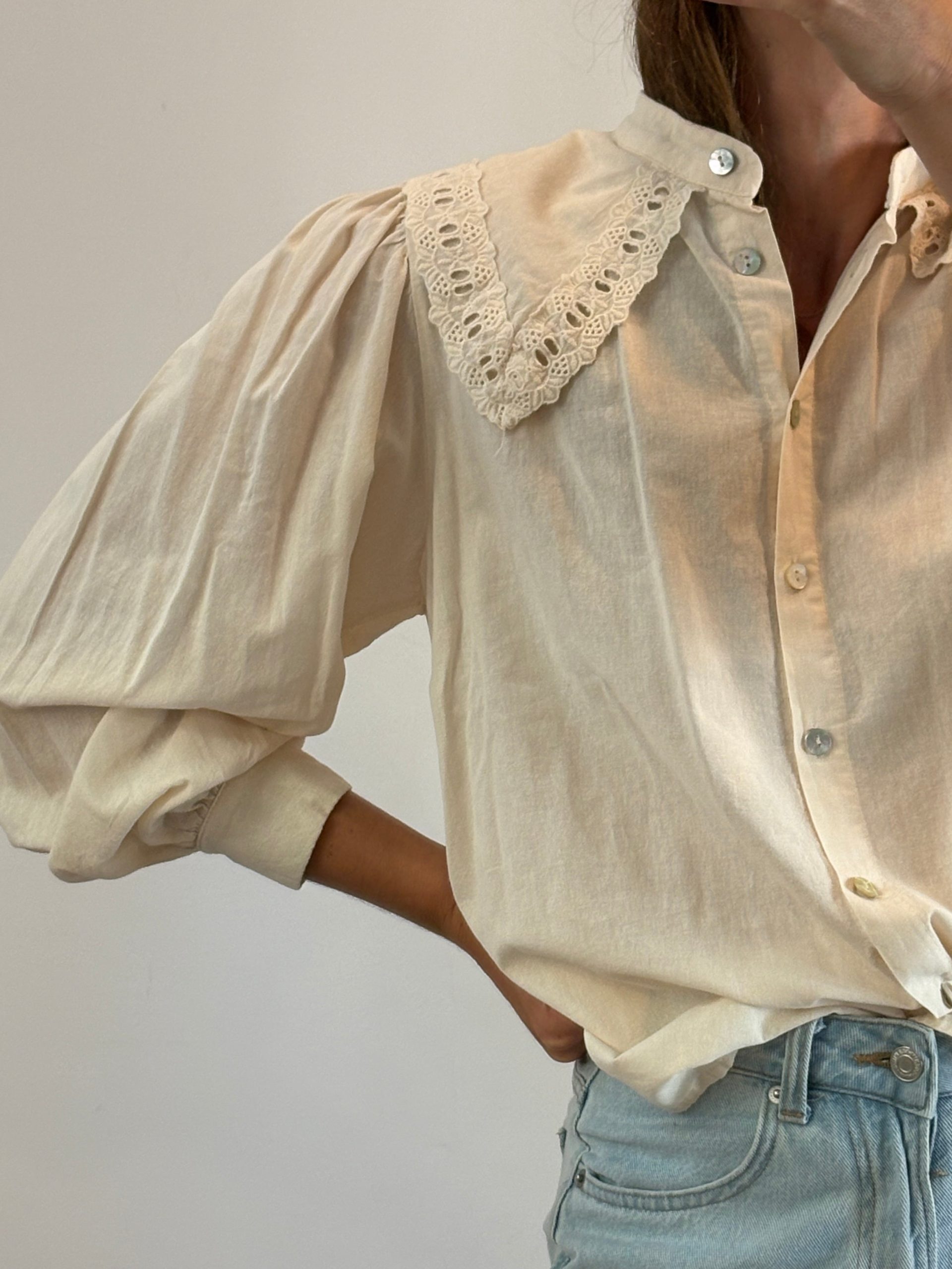 OTRAS. Blusa fluida detalle cuello. T S