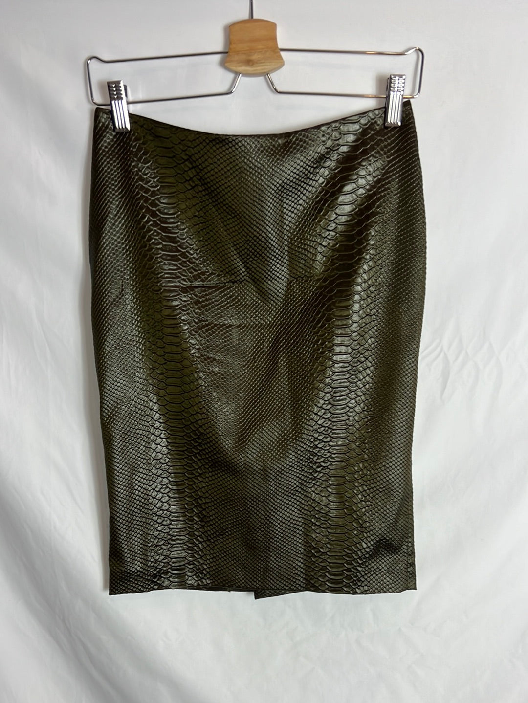 MIRTO. Falda verde efecto piel cocodrilo . T 38