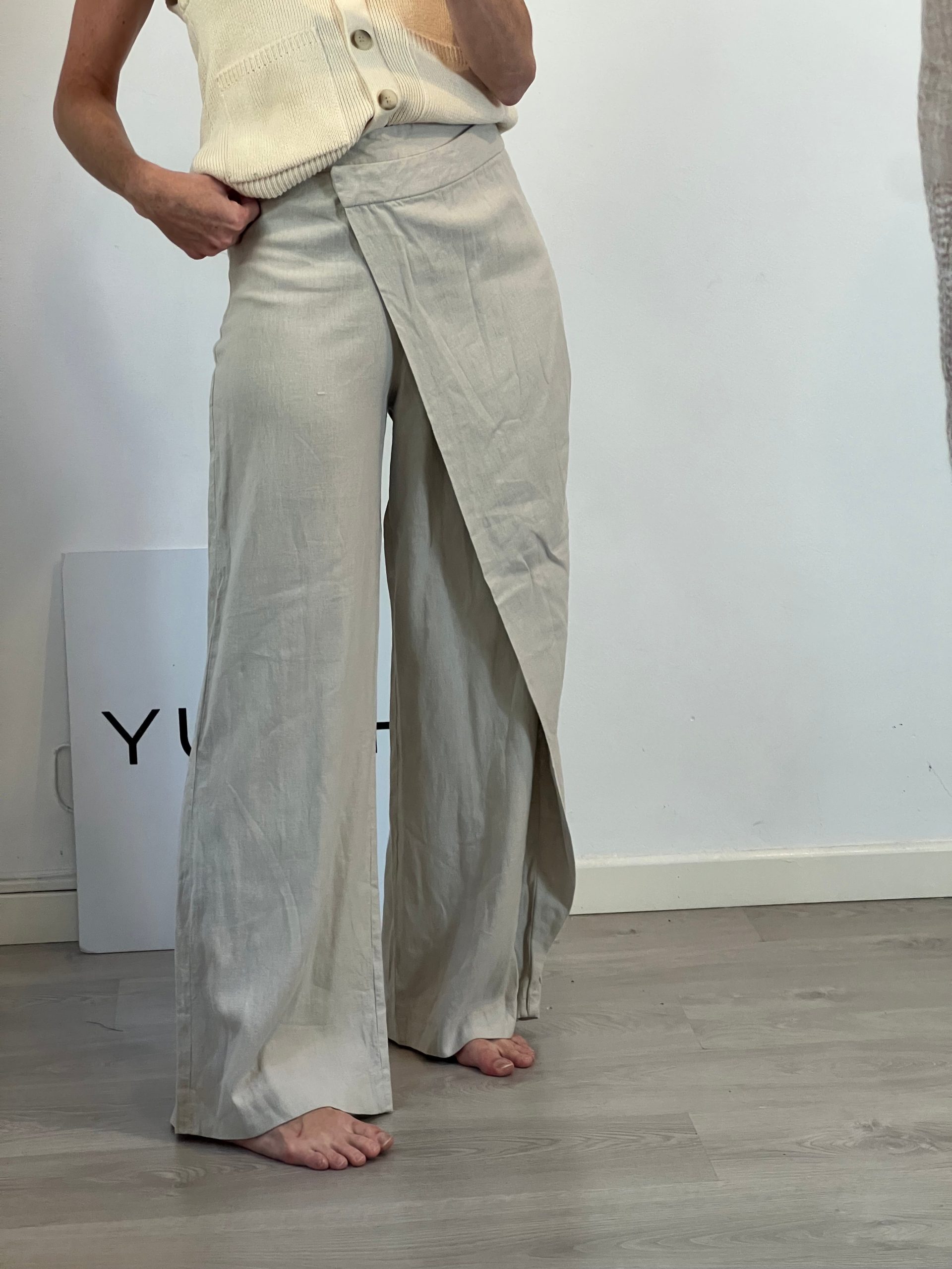 ZARA. Pantalón fluido cruzado T.s