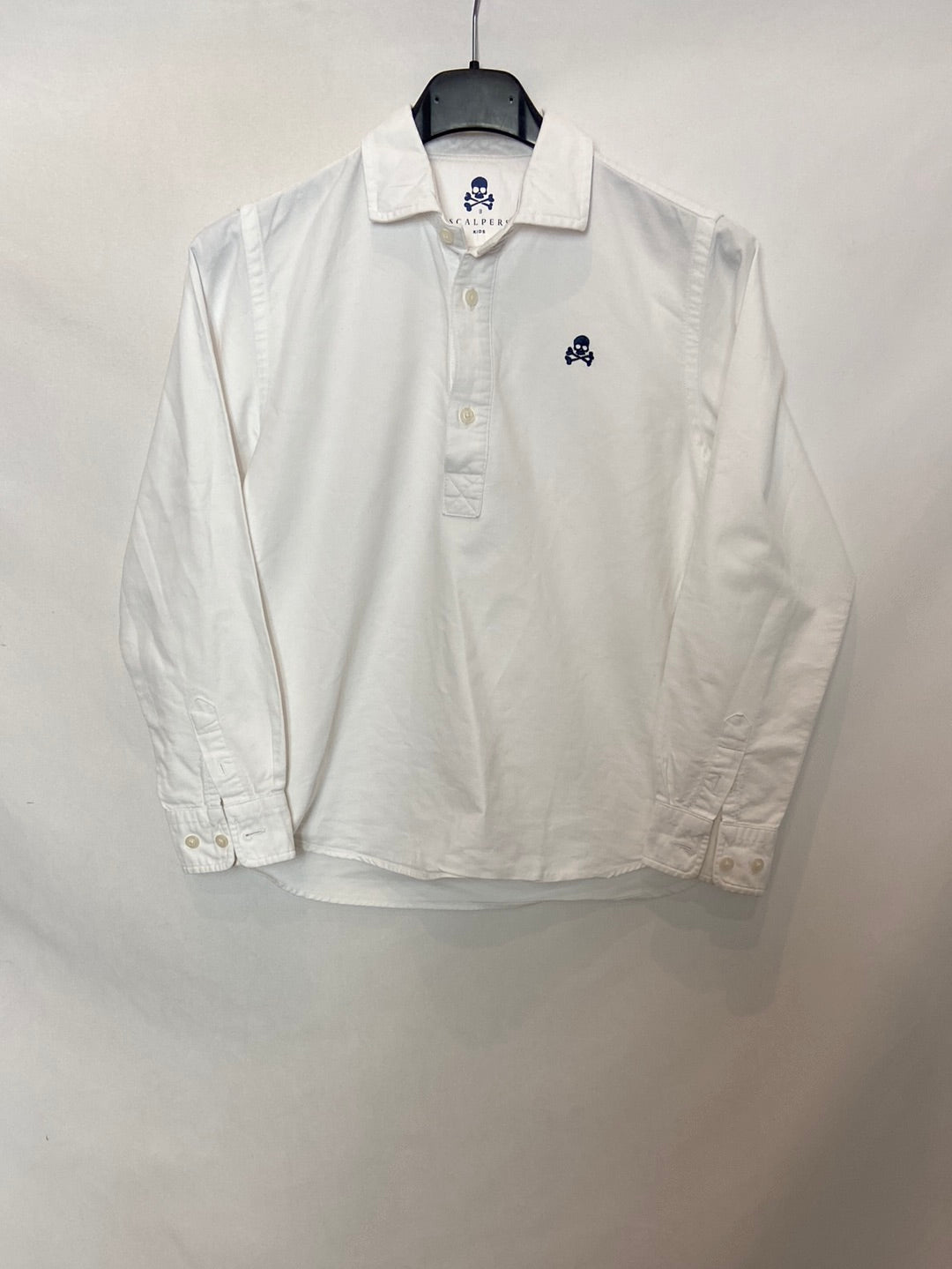 SCALPERS. Camisa blanca logo T. 8 años