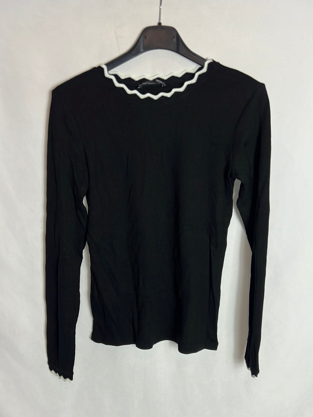 ZARA. Top negro canale detalle en blanco. T M