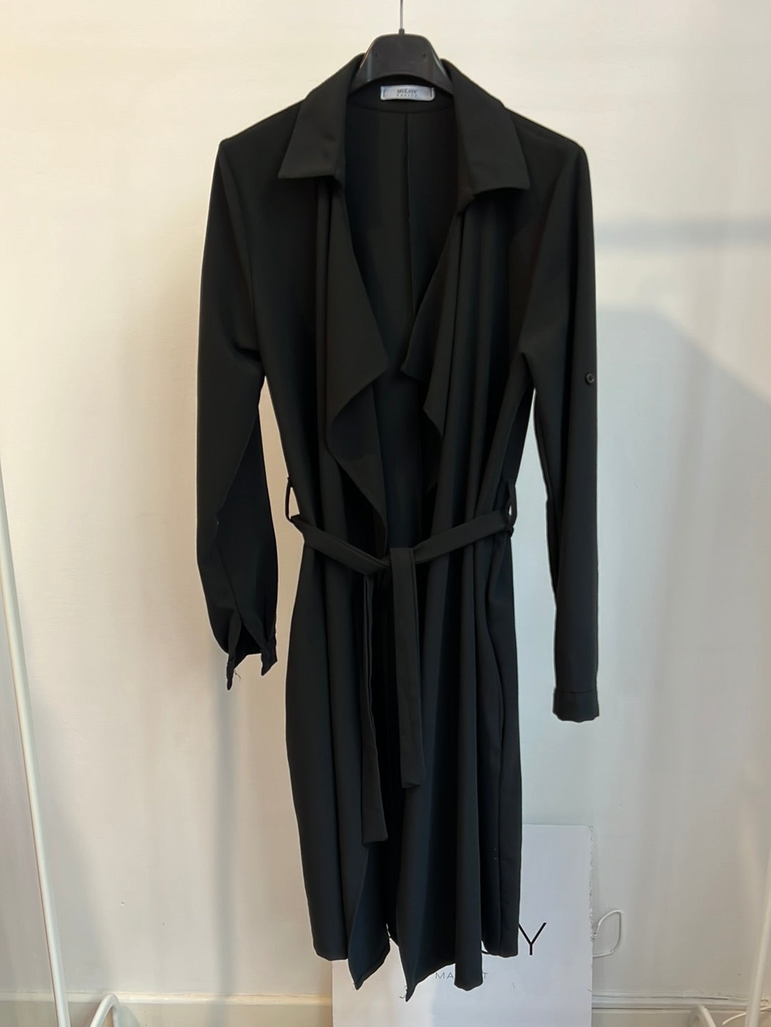 MULAYA. Chaqueta negra fluida de entretiempo. TU