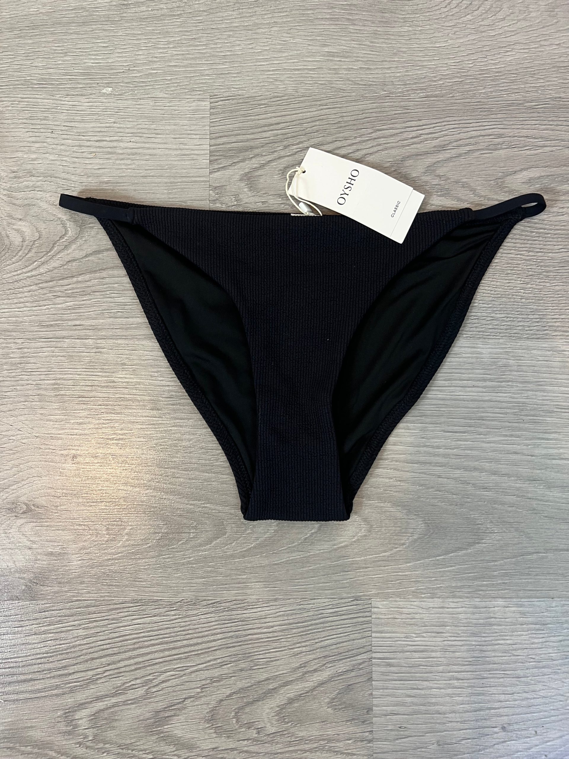 OYSHO. Braguita bikini negra canalé tiras T.s