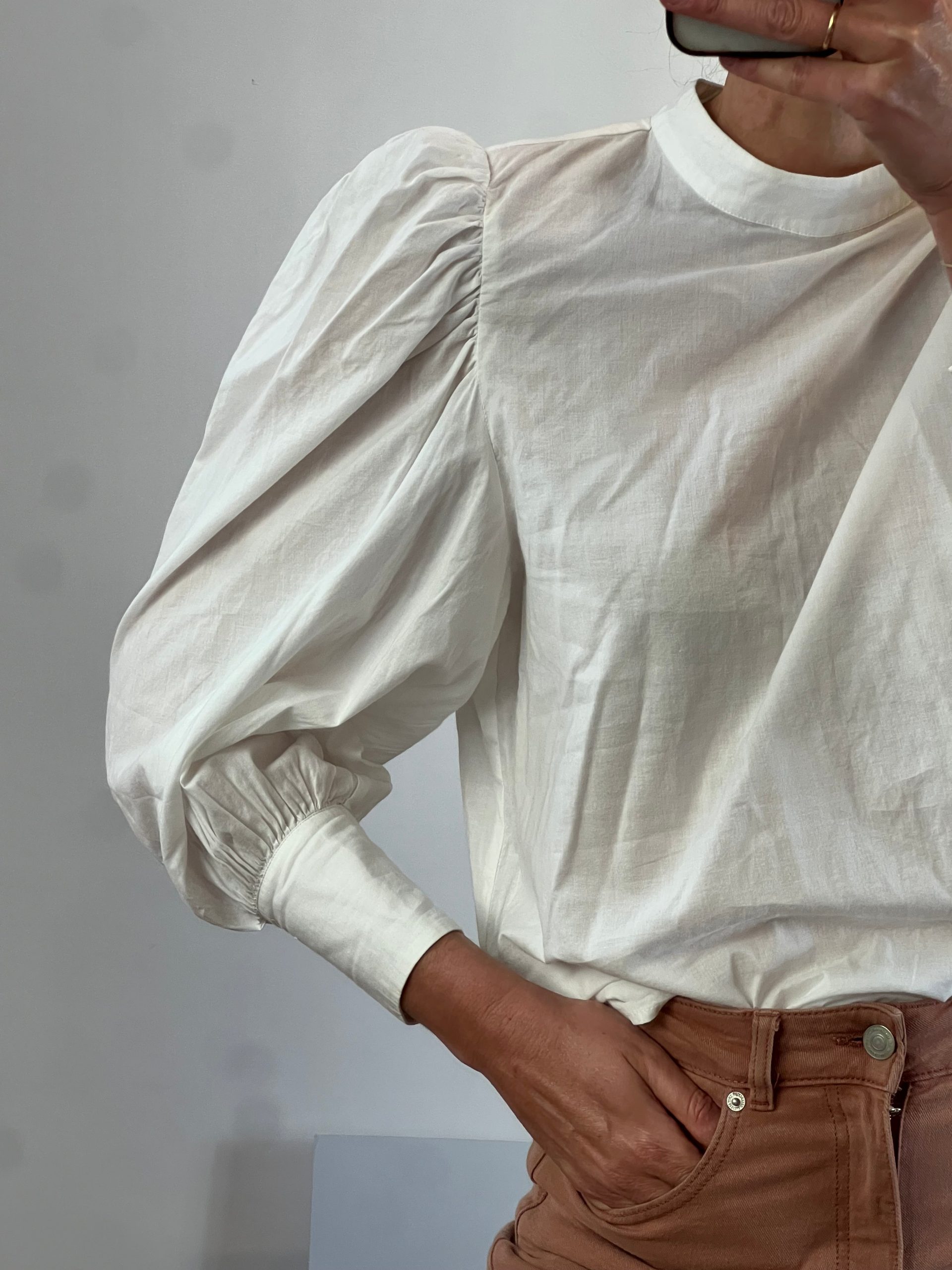 SCALPERS. Blusa blanca detalle manga. T M