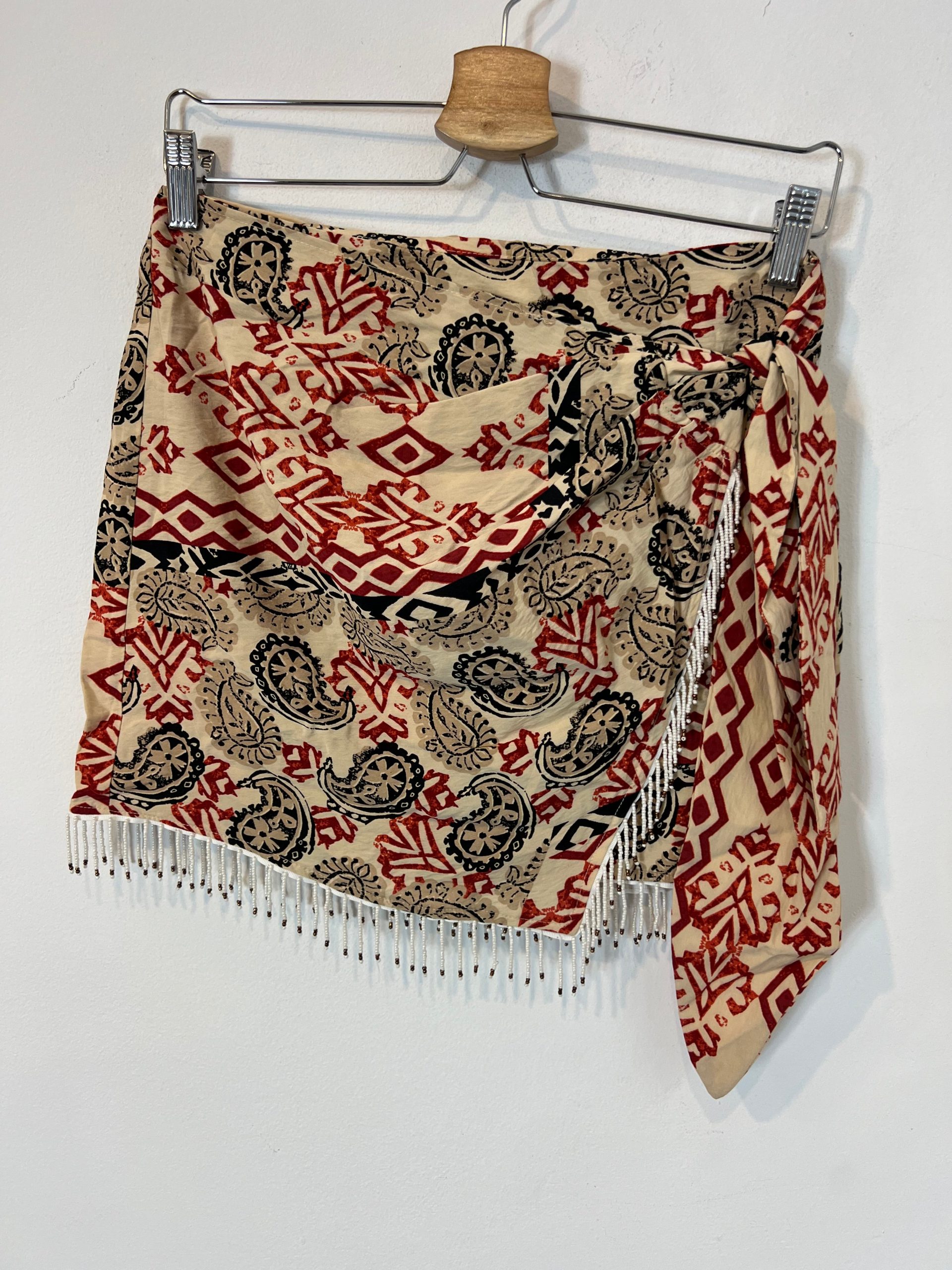 ZARA. Falda corta efecto pareo detalle flecos. T XS