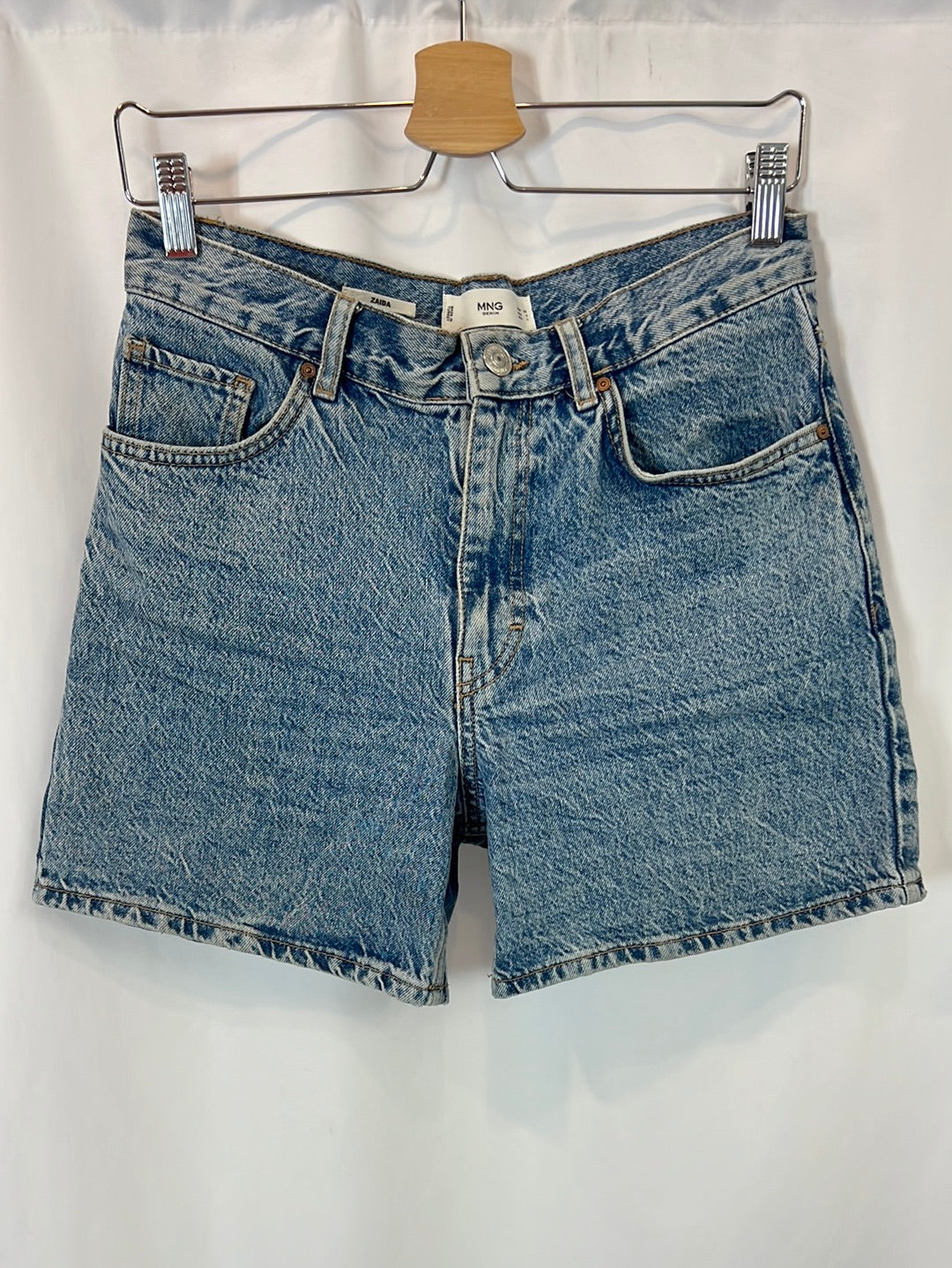 MANGO. Pantalón corto denim. T 36