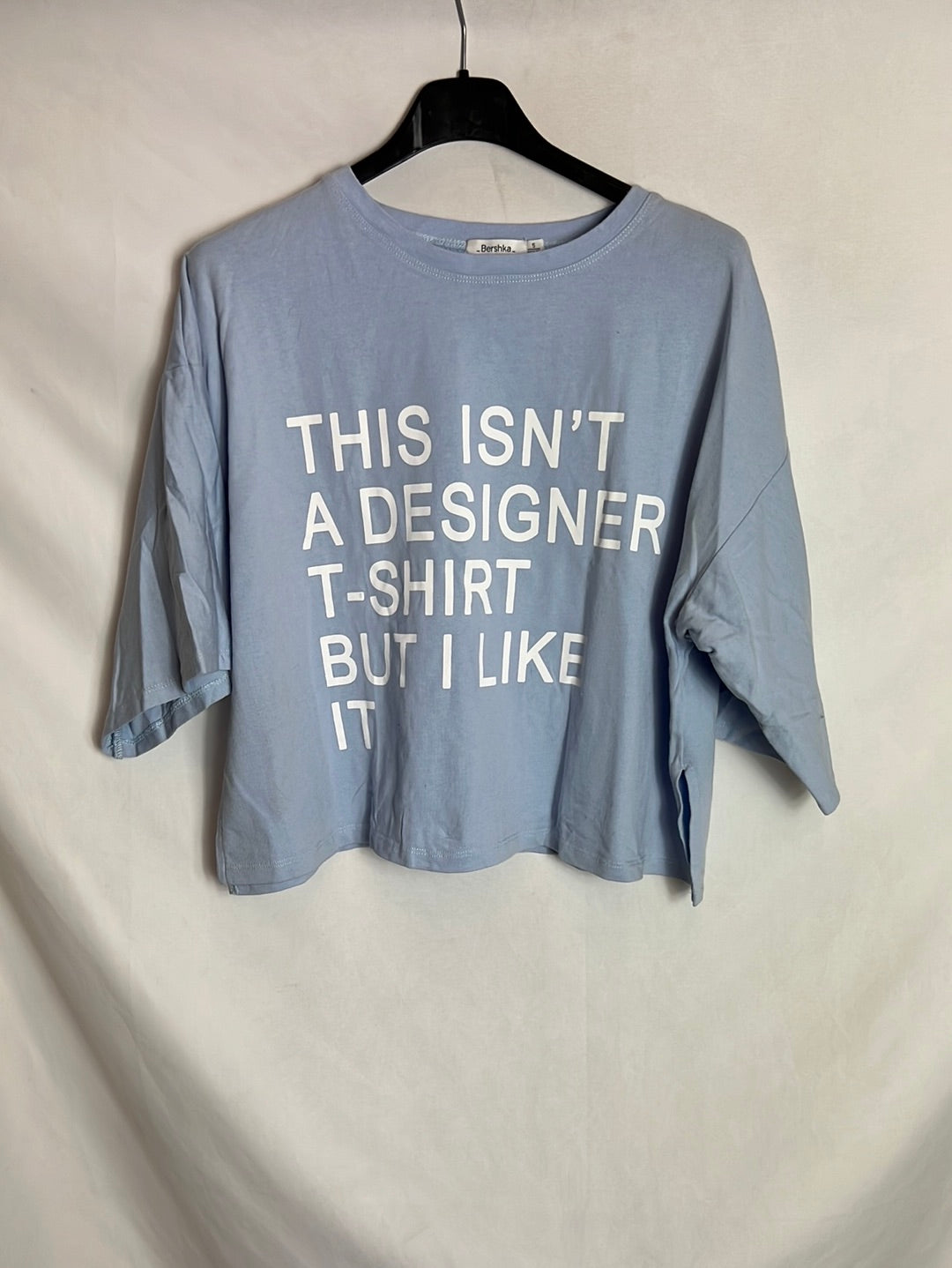 BERSHKA. Camiseta corta azul letras. T S