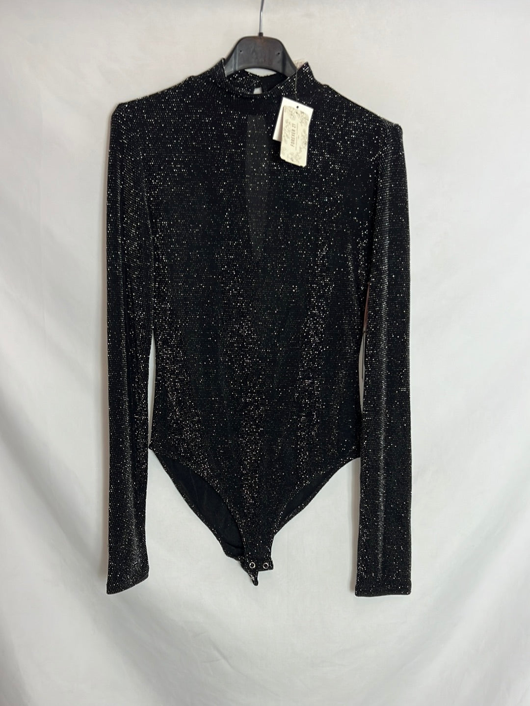 FOREVER 21. Body textura hilos plateados. T M