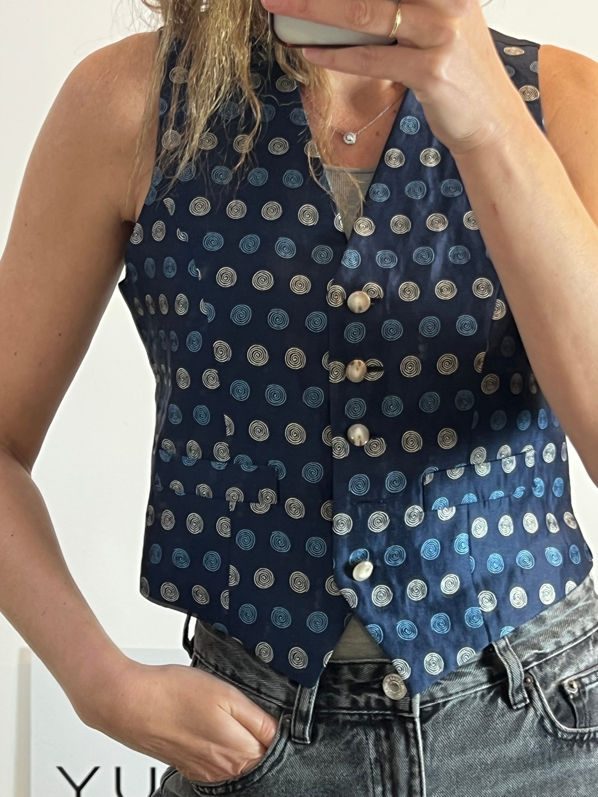 ALTEA MILANO. Chaleco seda azul dibujos. T M