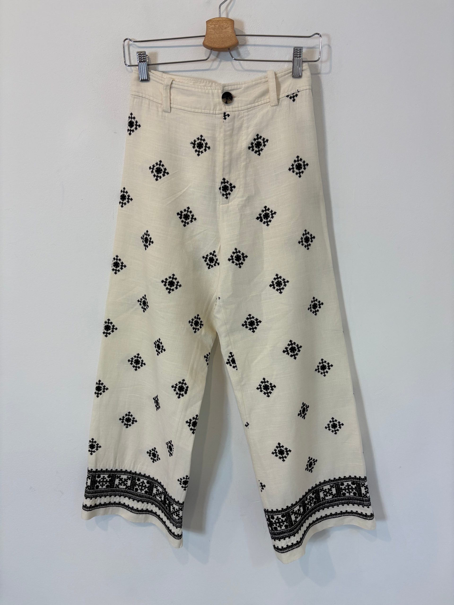 ZARA. Pantalón fluido detalle bordados. T XS