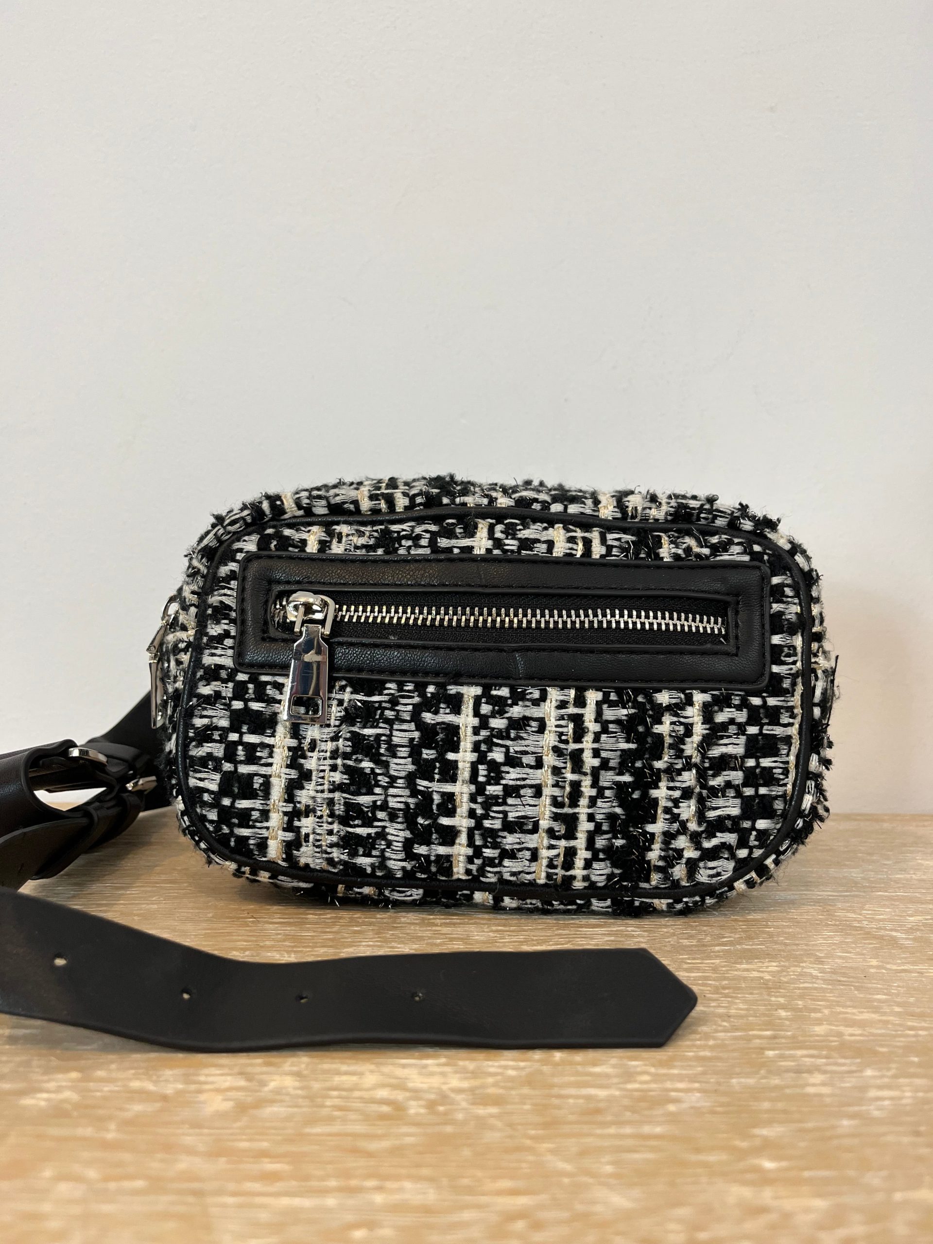 ZARA. Riñonera tweed negra