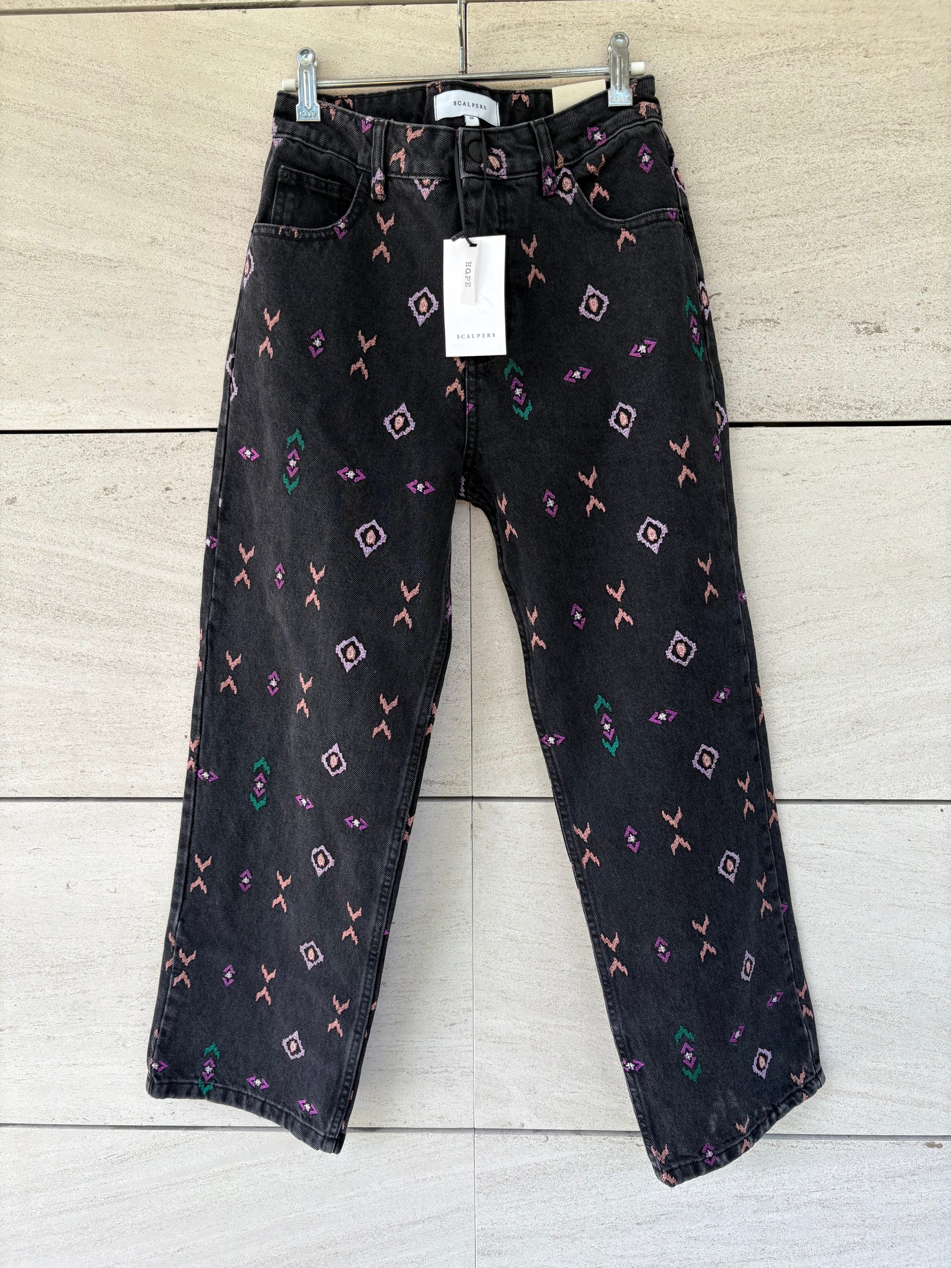 SCALPERS. Pantalón denim bordado T.36