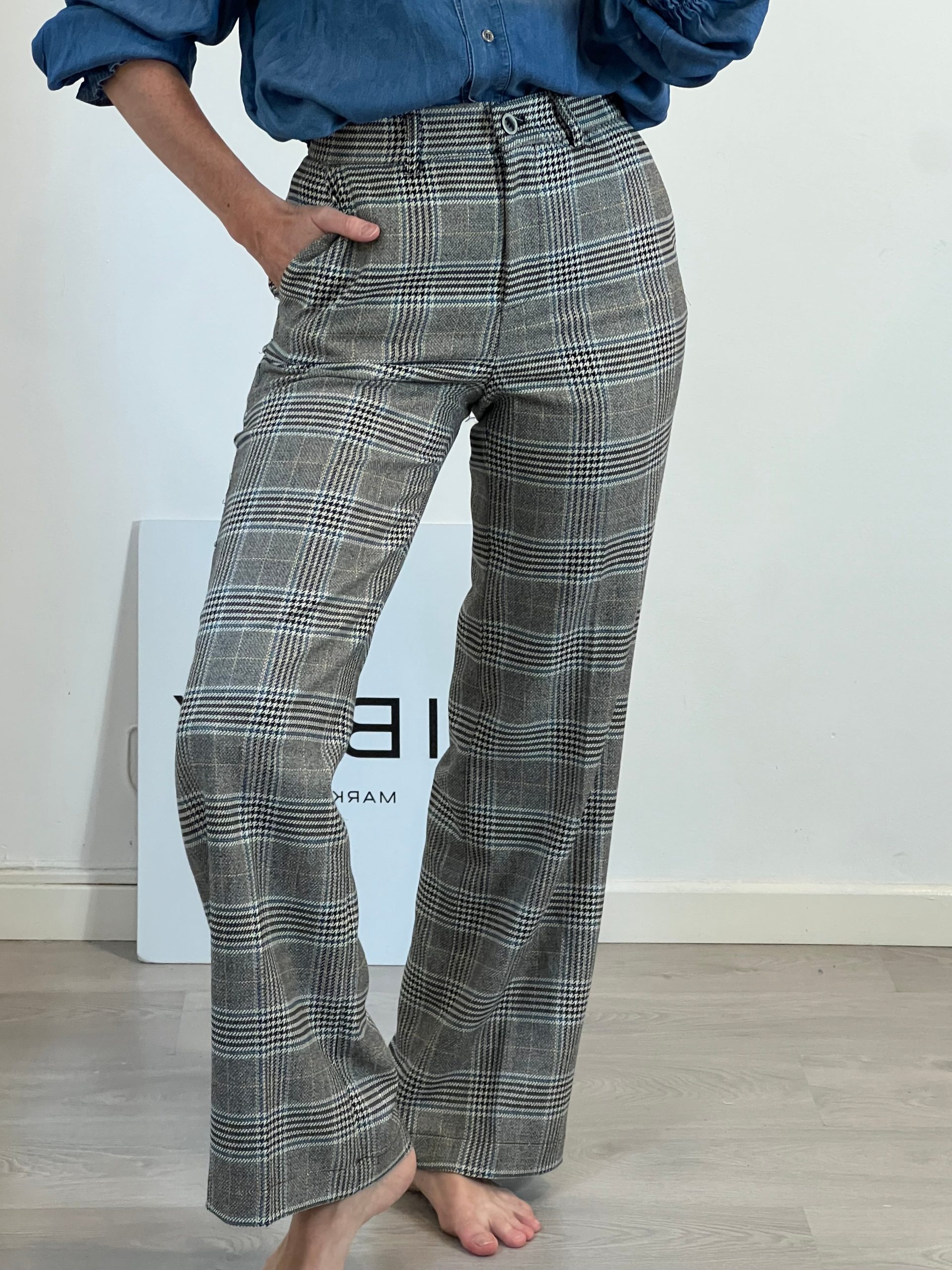 BARILOCHE. Pantalón pata de gallo T.36