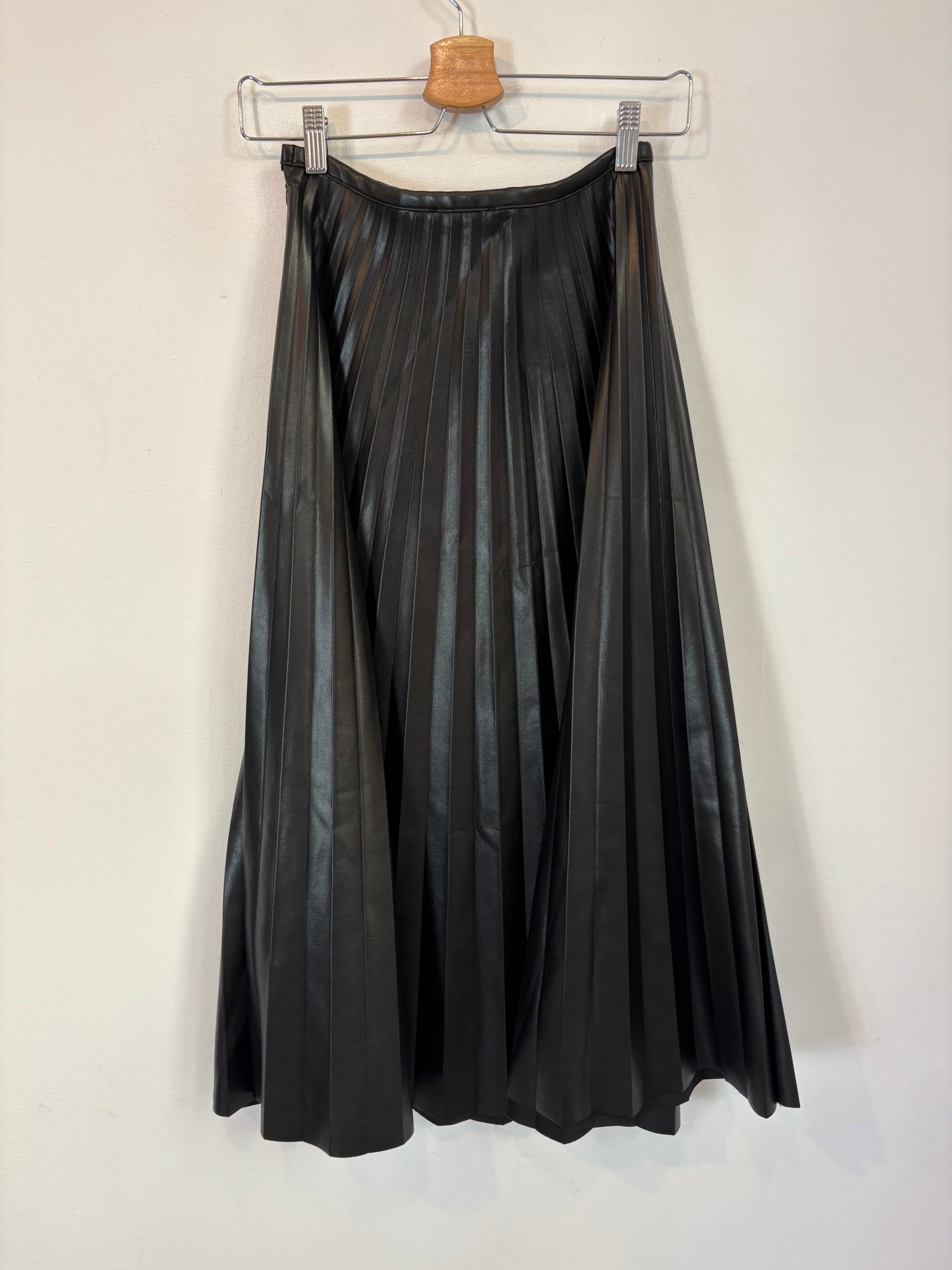 H&M. Falda midi negra plisada. TXS