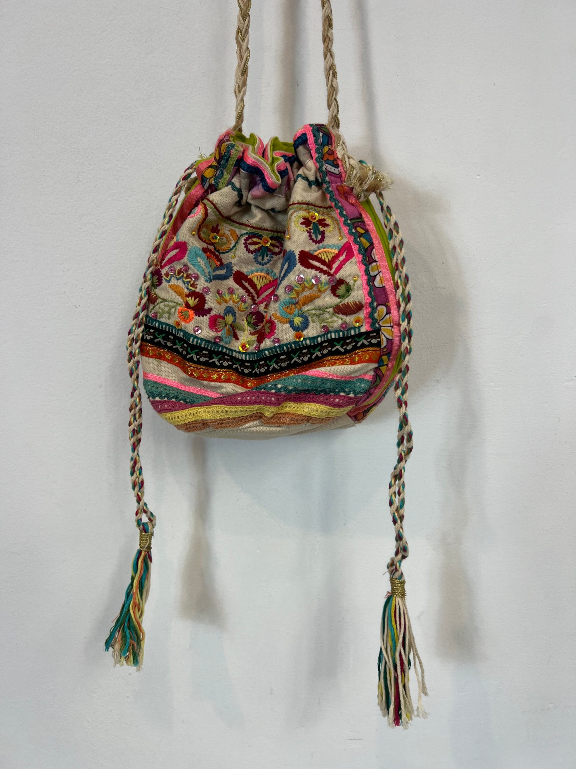 STAR MELA. Bombonera bordados colores