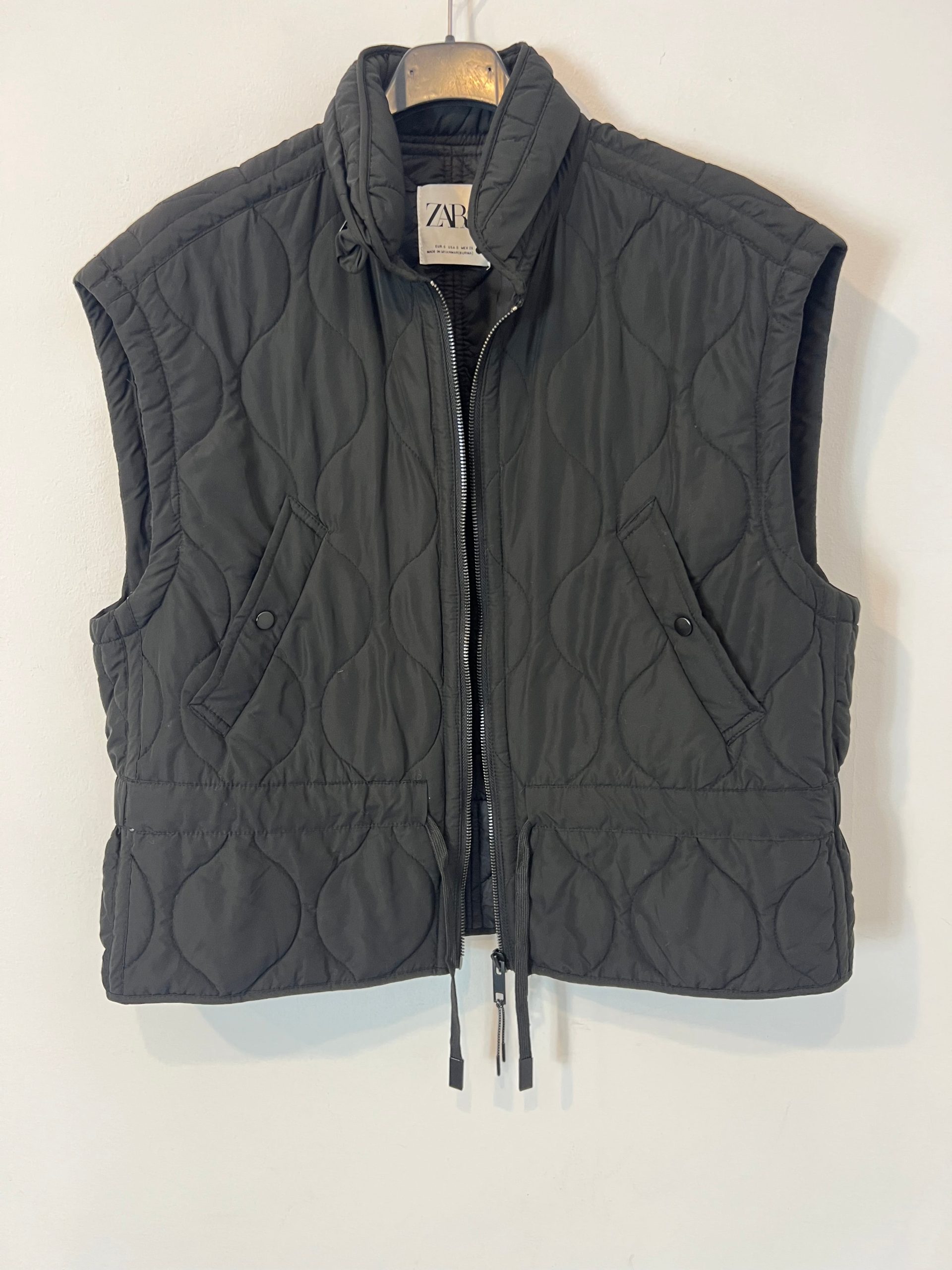 ZARA. plumas negro sin mangas T.s