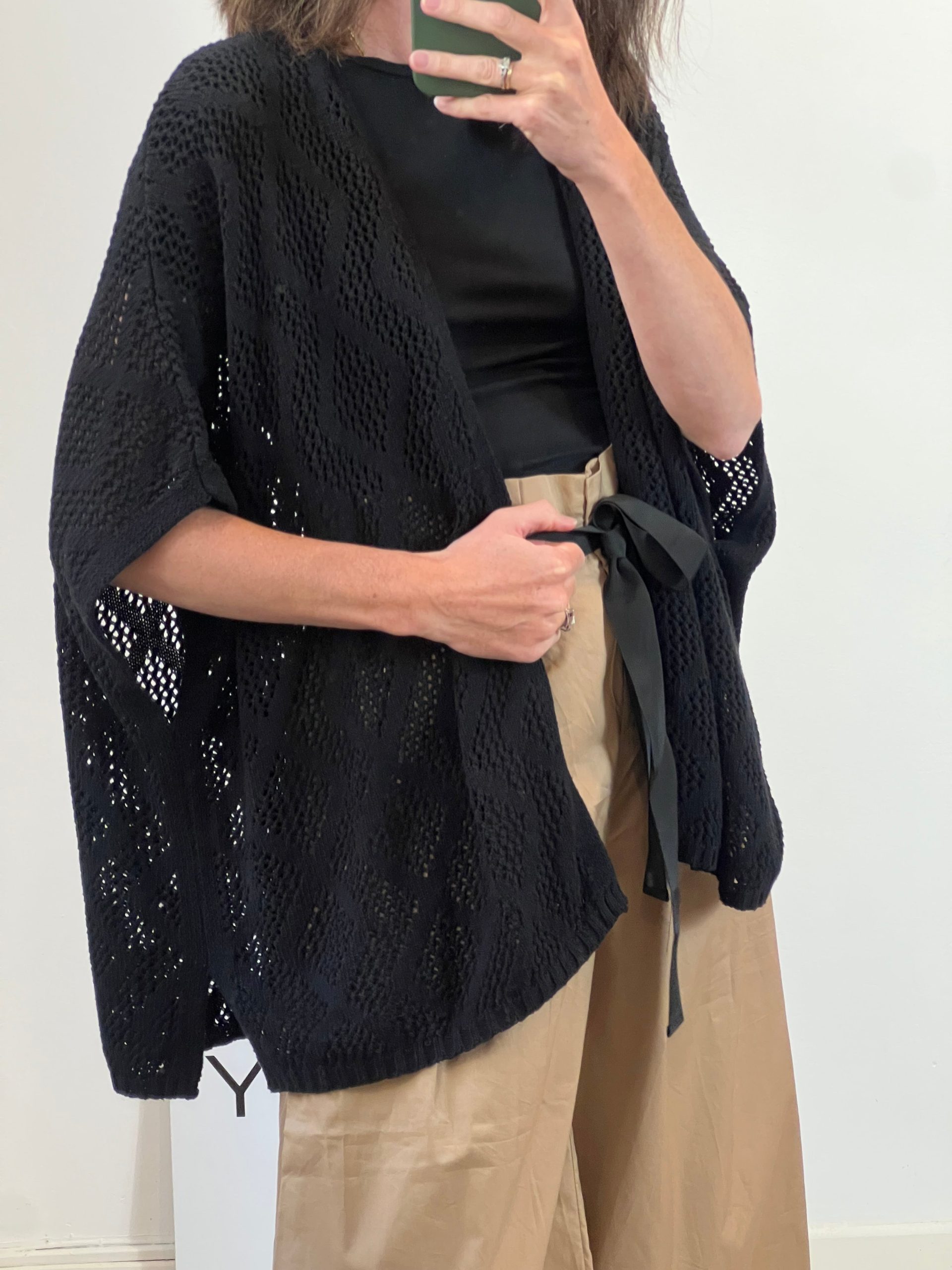 STRADIVARIUS. Cárdigan negro troquelado T.m
