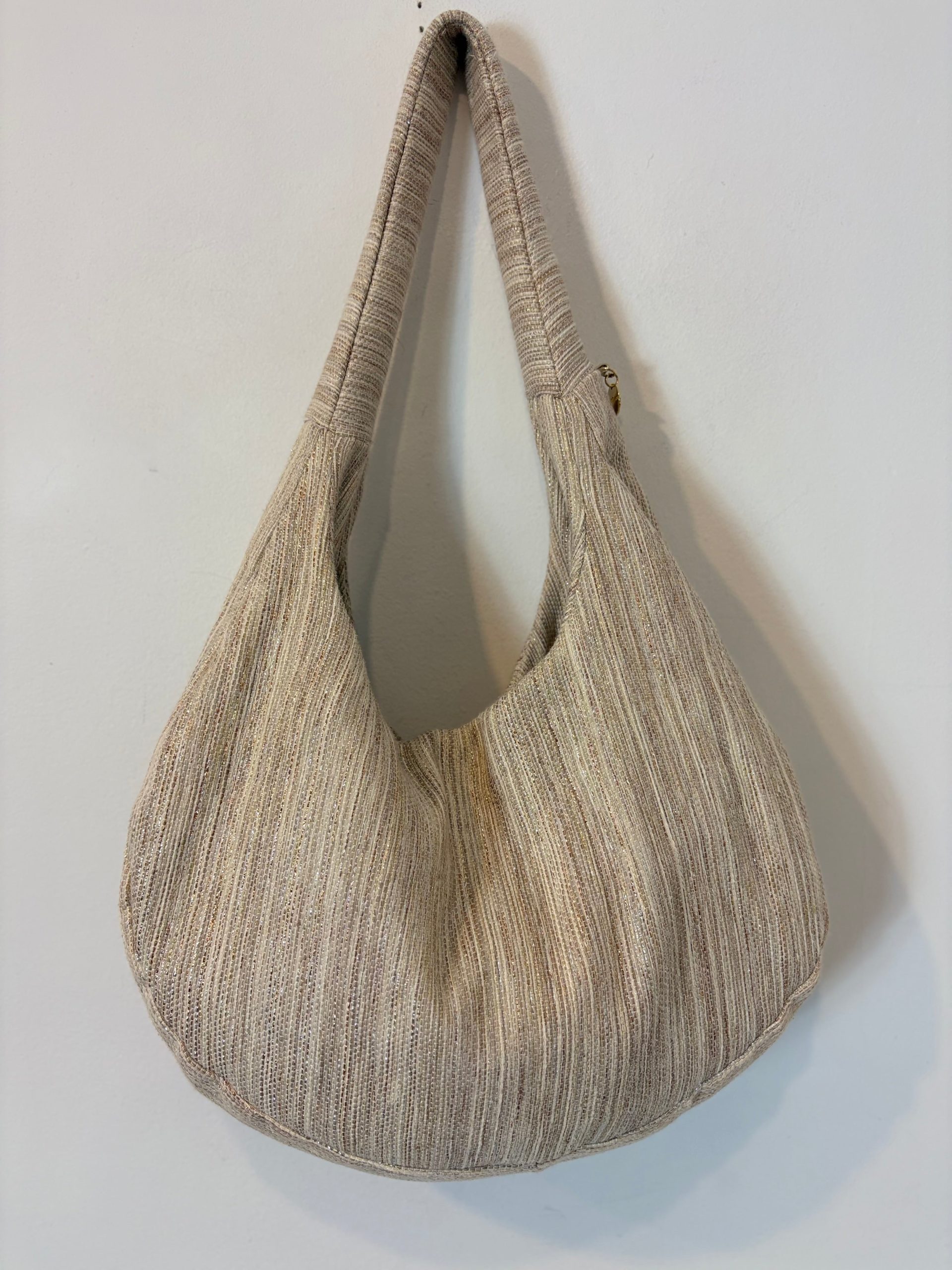 UNISA. Bolso shopper beige hilos brillo.