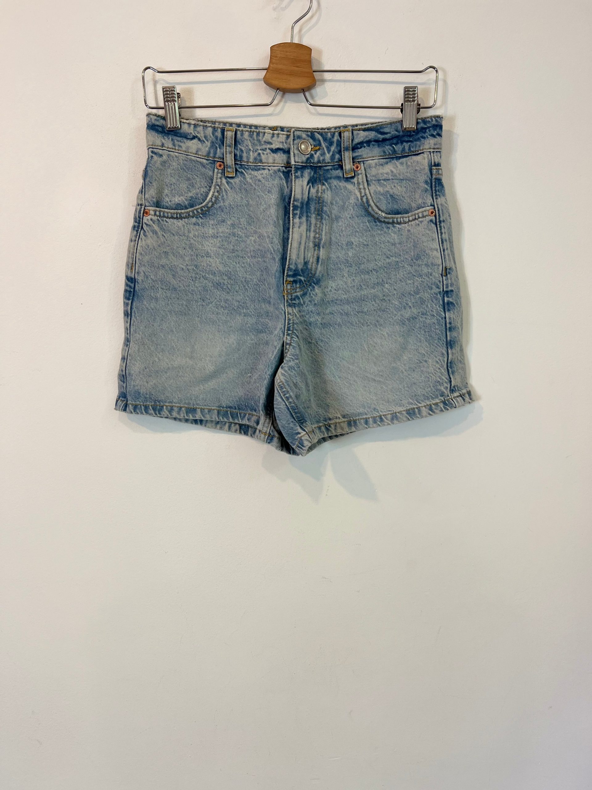 ZARA. Pantalón corto vaquero T.36