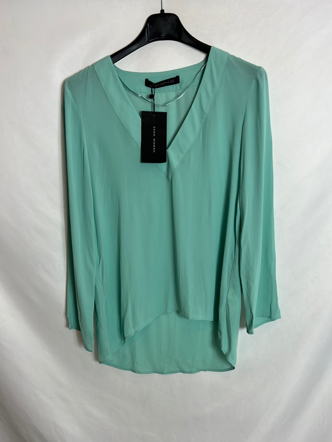 ZARA. Blusa verde claro asimétrica. T XS